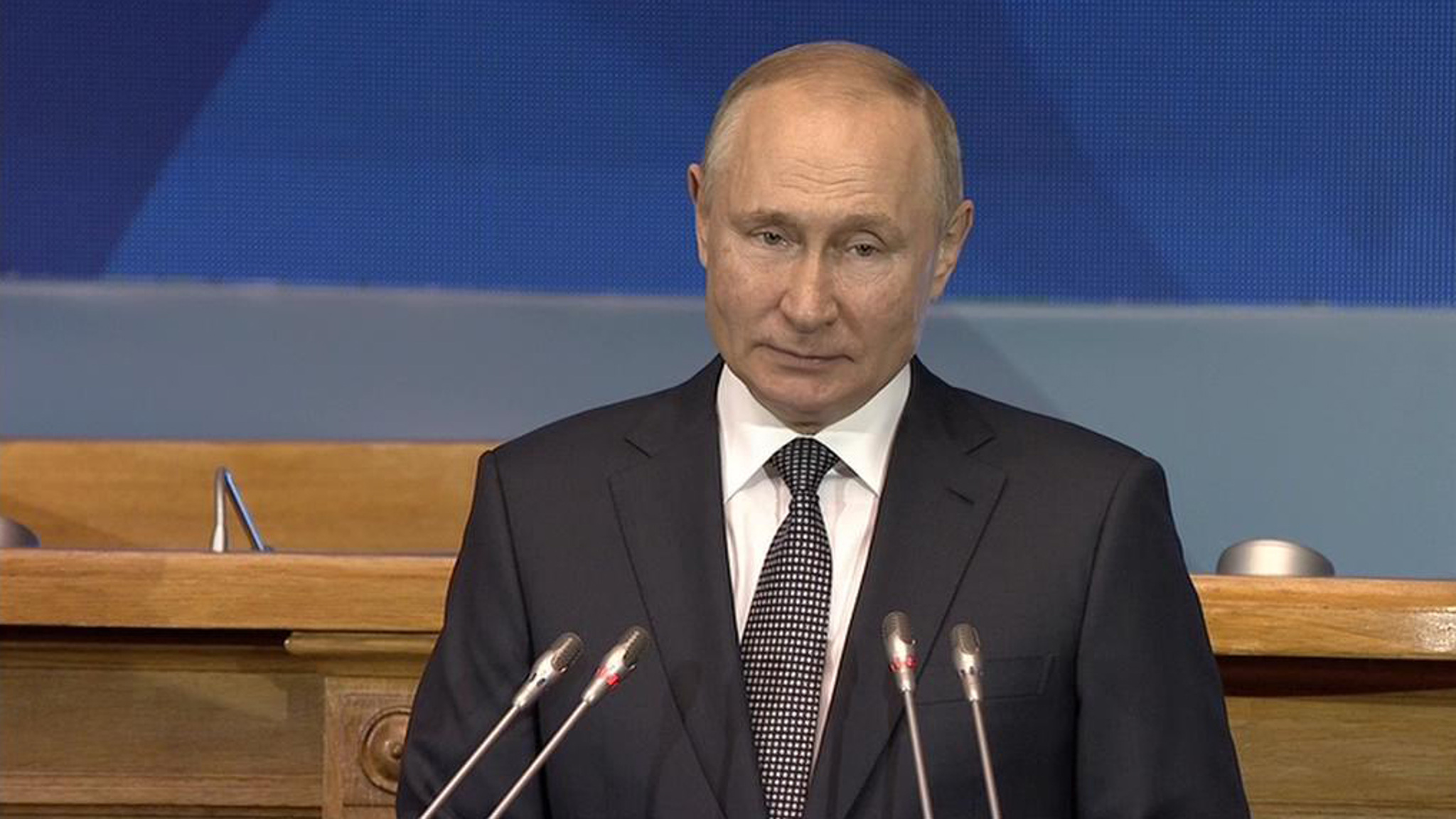 Путин назвал традиционные семейные ценности опорой страны
