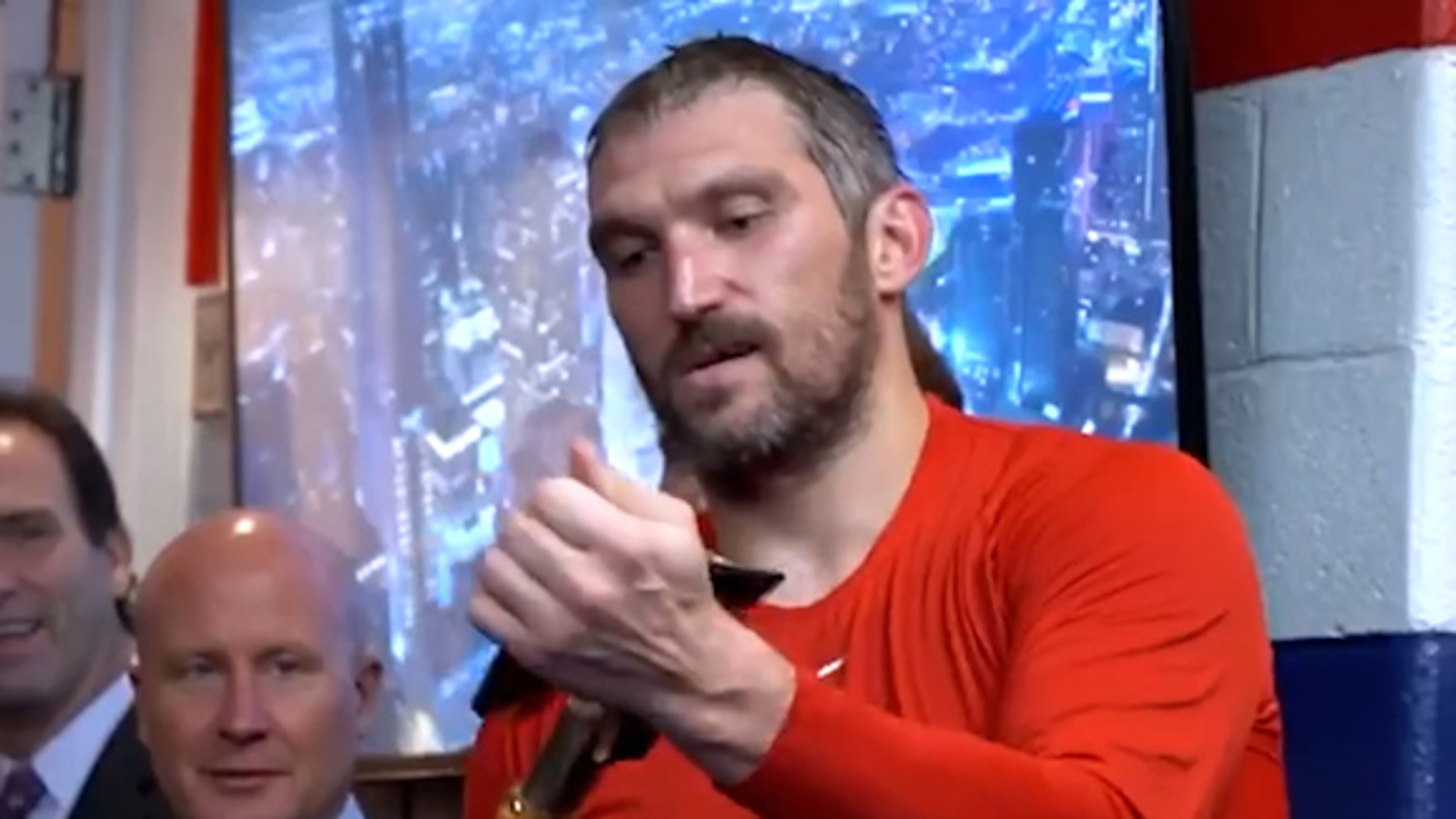 Овечкин чуть не порезался о трофейный топор викинга