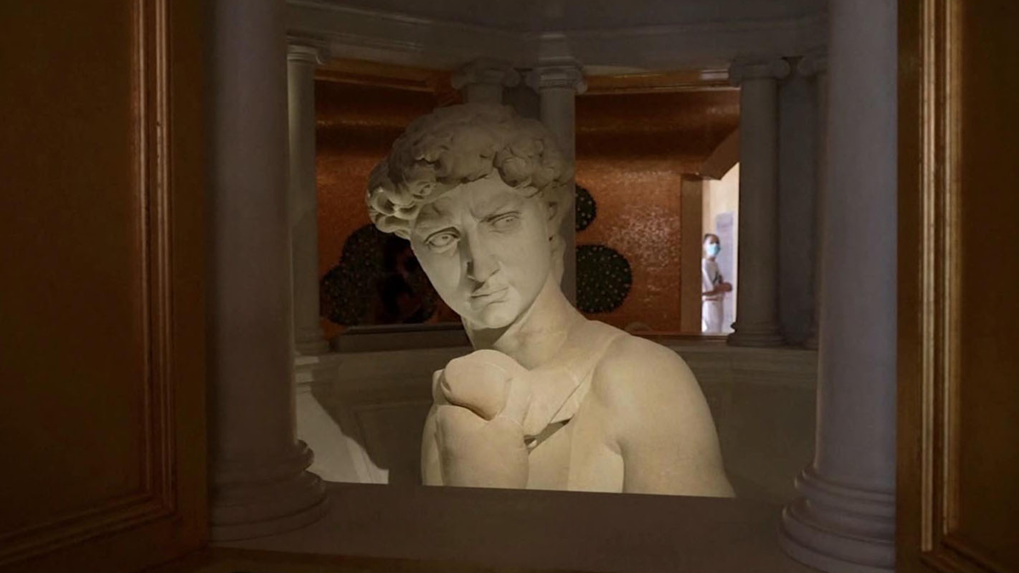 Копию скульптуры Микеланджело "Давид" представили на выставке в Дубае