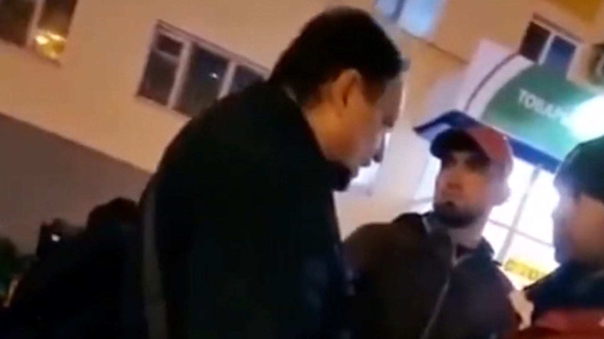 Полиция Самары проверит мигрантов, кинувших в пенсионера фрукт "ради забавы"