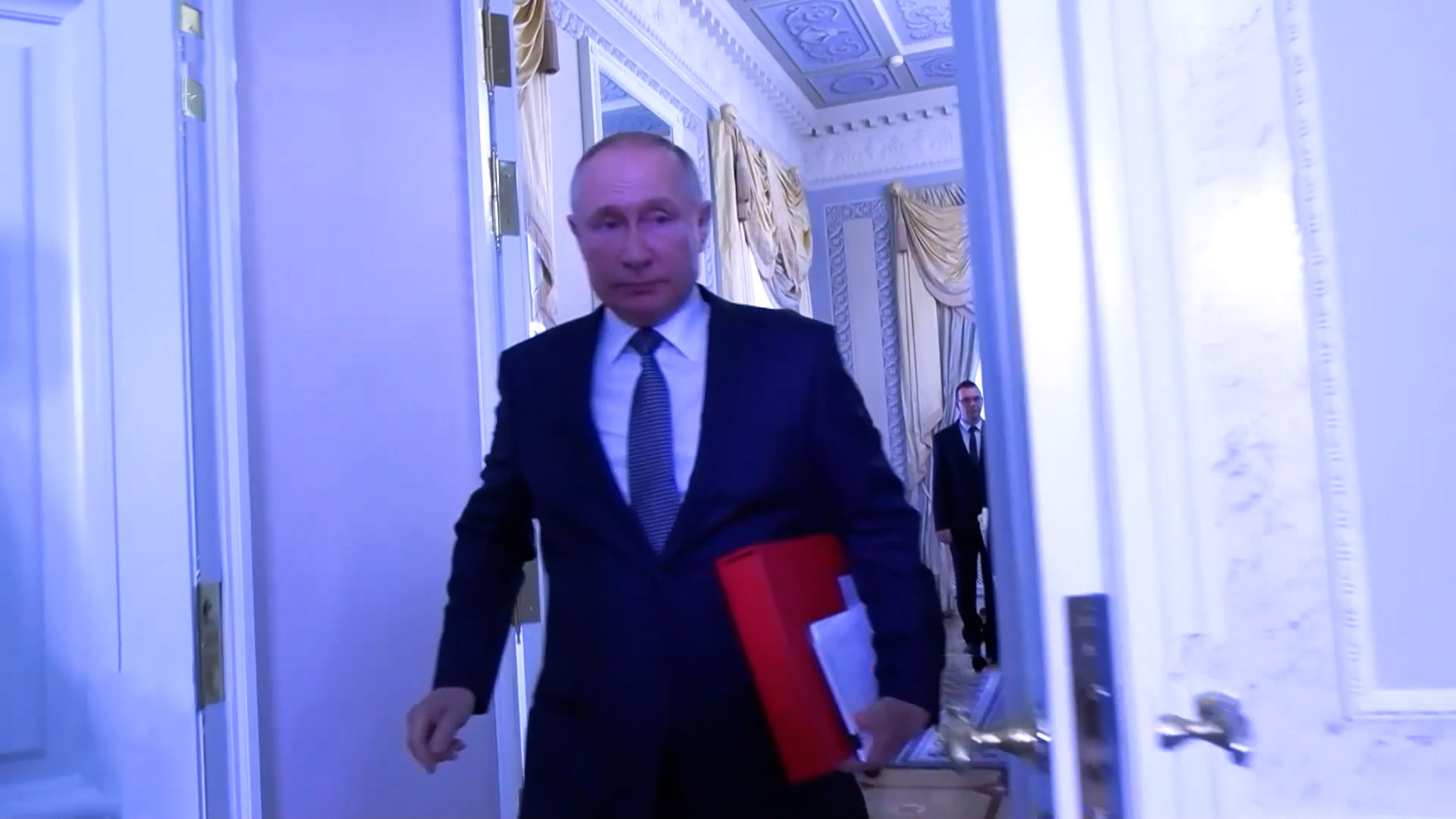 Президент предупредил оператора, чтобы был осторожен