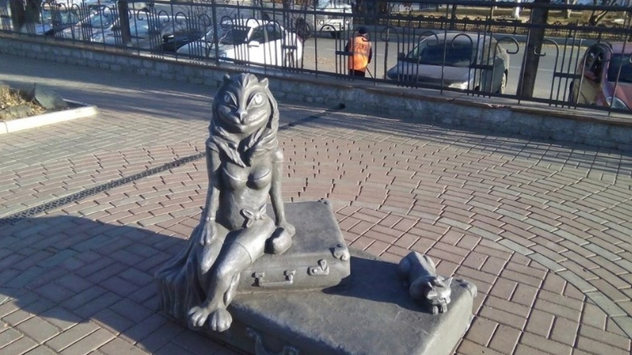 Жители Кургана не оценили памятник кошке с декольте