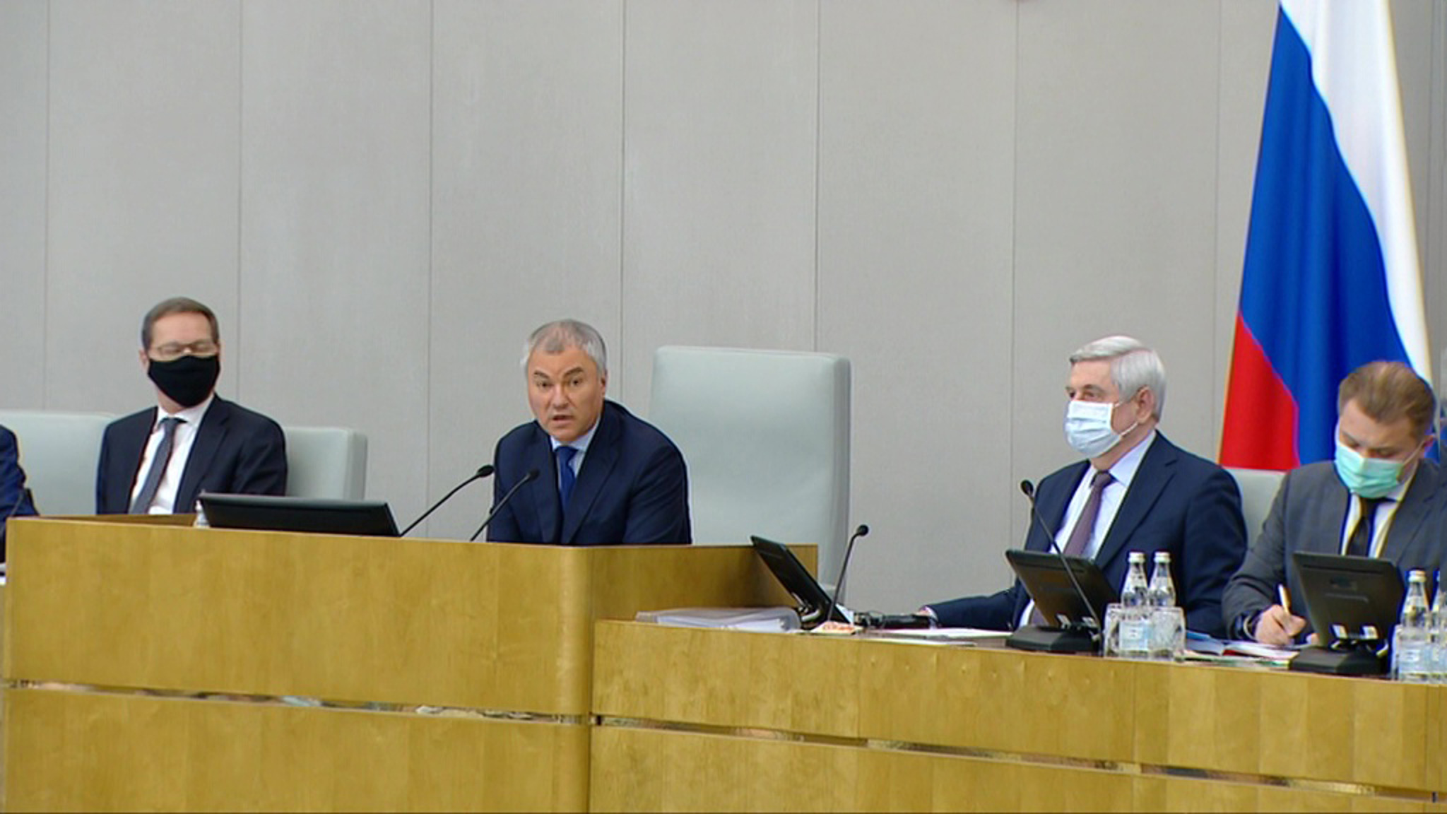 Володин предложил перевести депутатов без прививок на удаленку