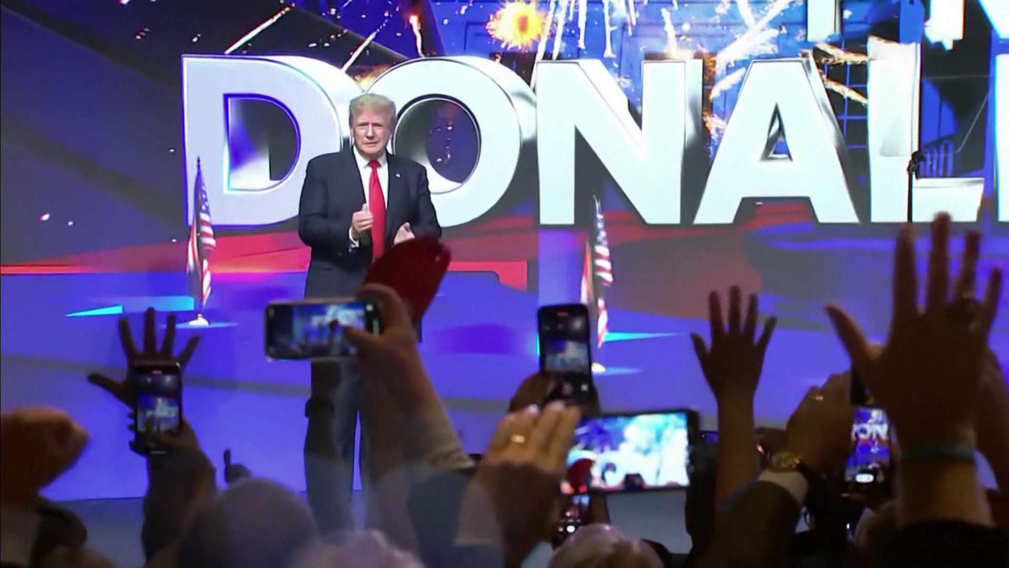 Трампа бьют, а рейтинг крепчает. Ему доверяют больше американцев, чем Байдену
