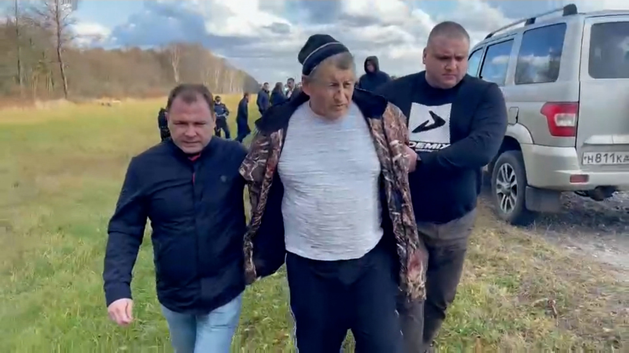 Пенсионера-рецидивиста, напавшего на полицейского, "выдавили" из леса