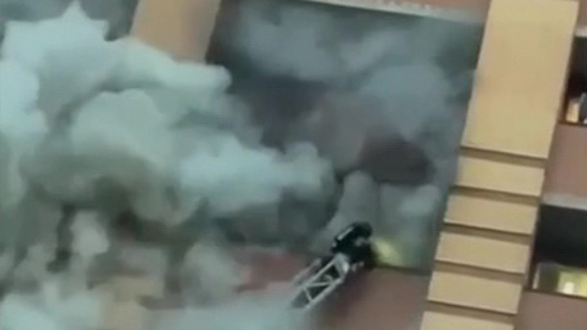 Из горящего дома в Новосибирске эвакуированы 19 человек