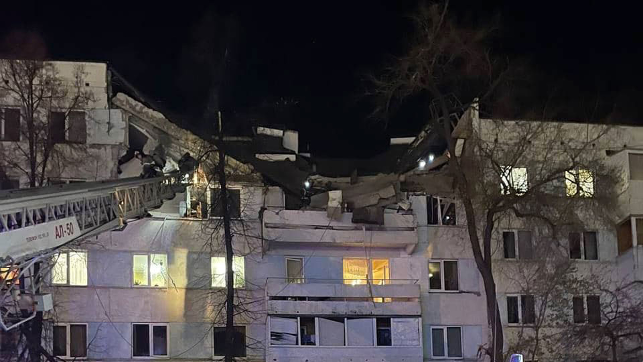 Взрыв пятиэтажки: обломки долетели до проезжей части