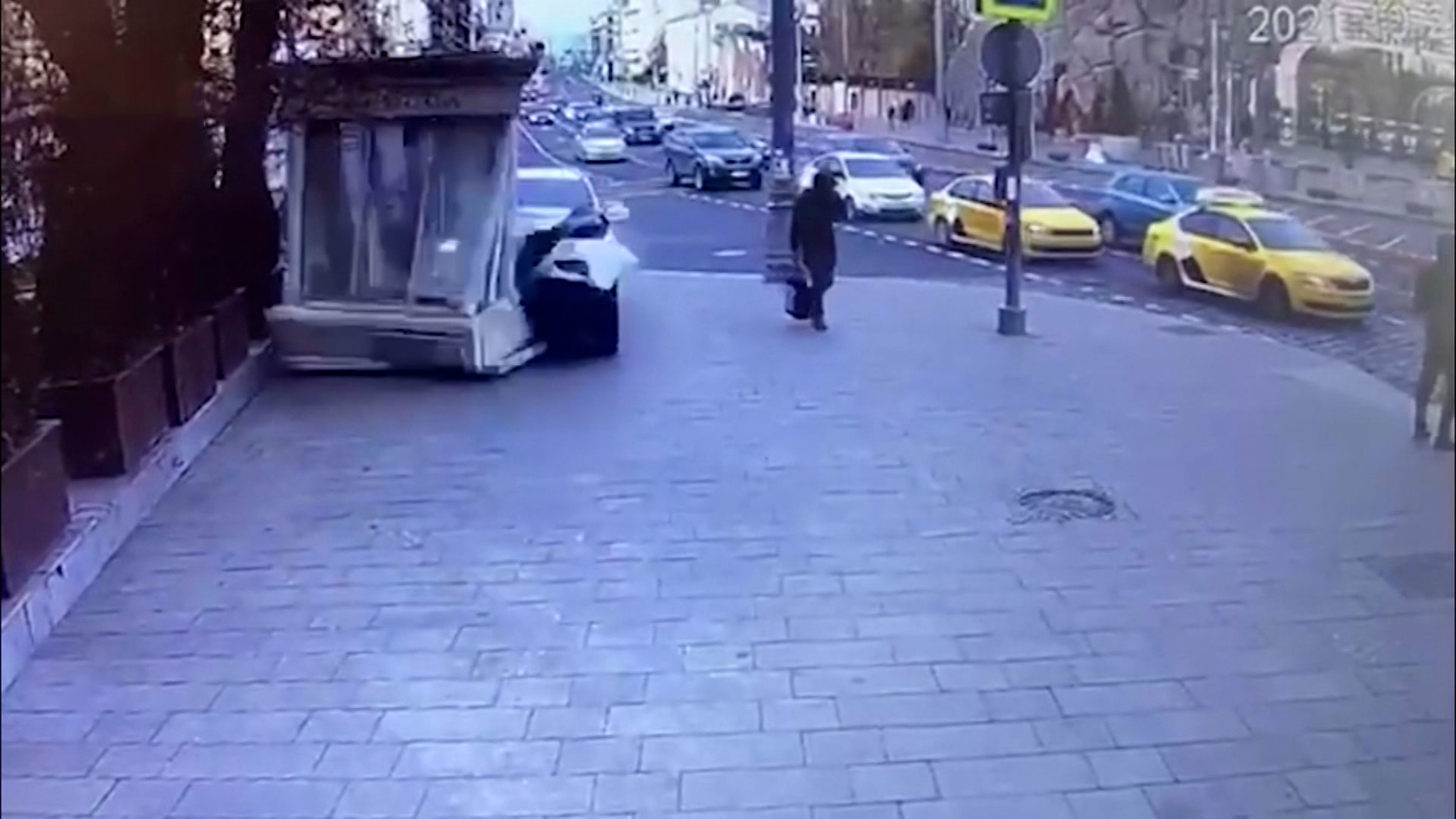 В Москве машина въехала в ресторан