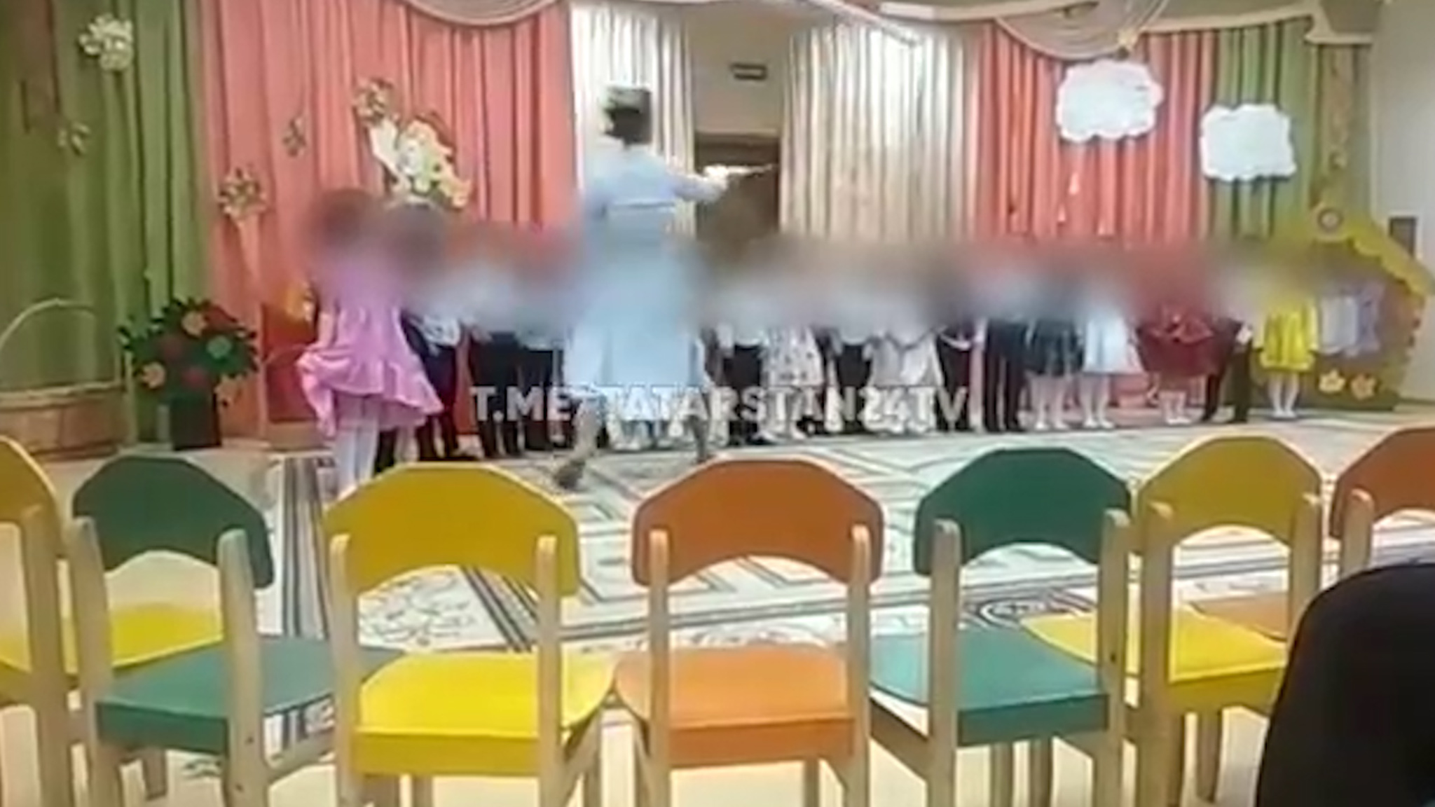 Экран проектора чуть не сшиб детей в детском саду