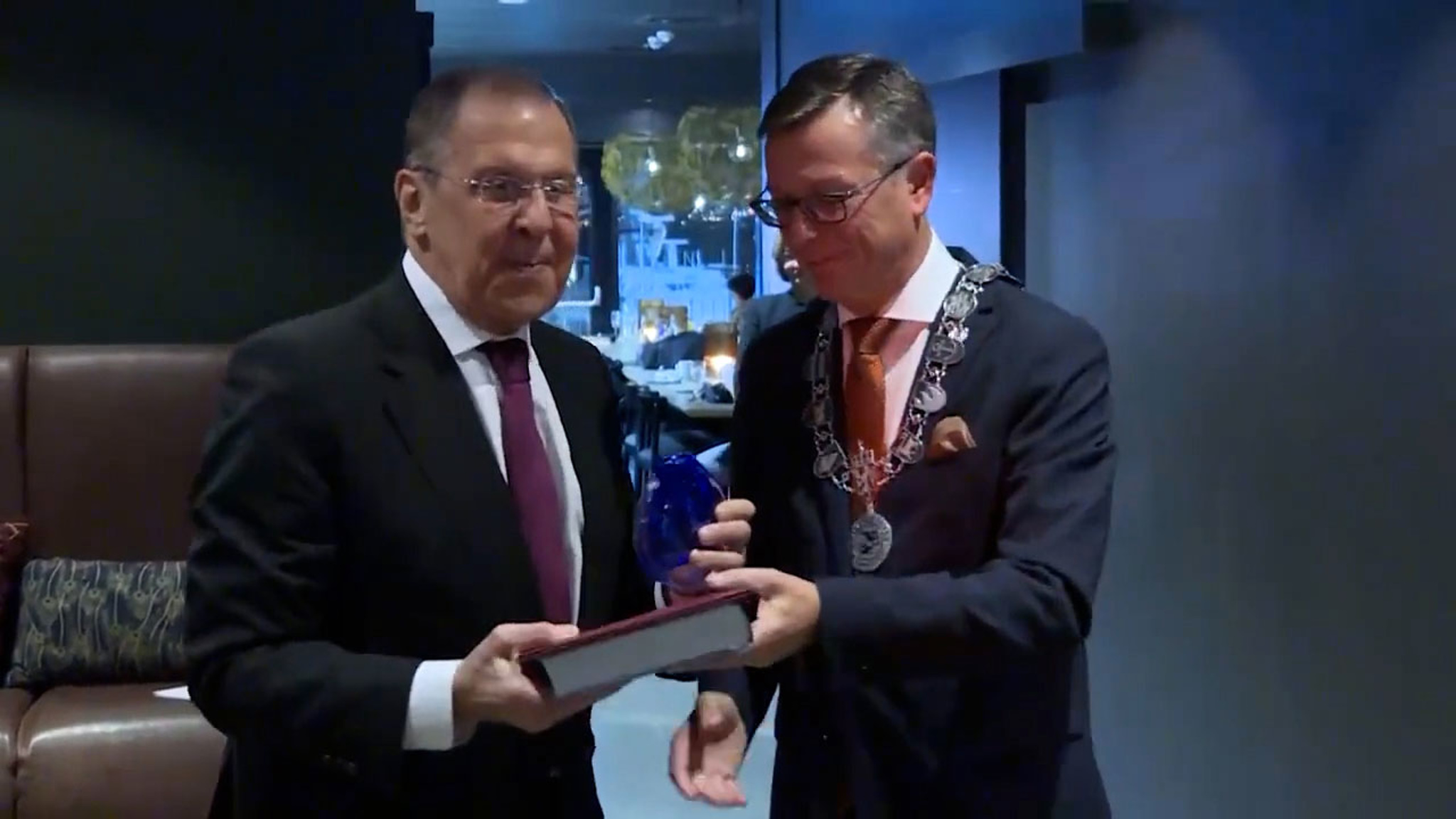 Лаврову подарили синюю вазу для виски
