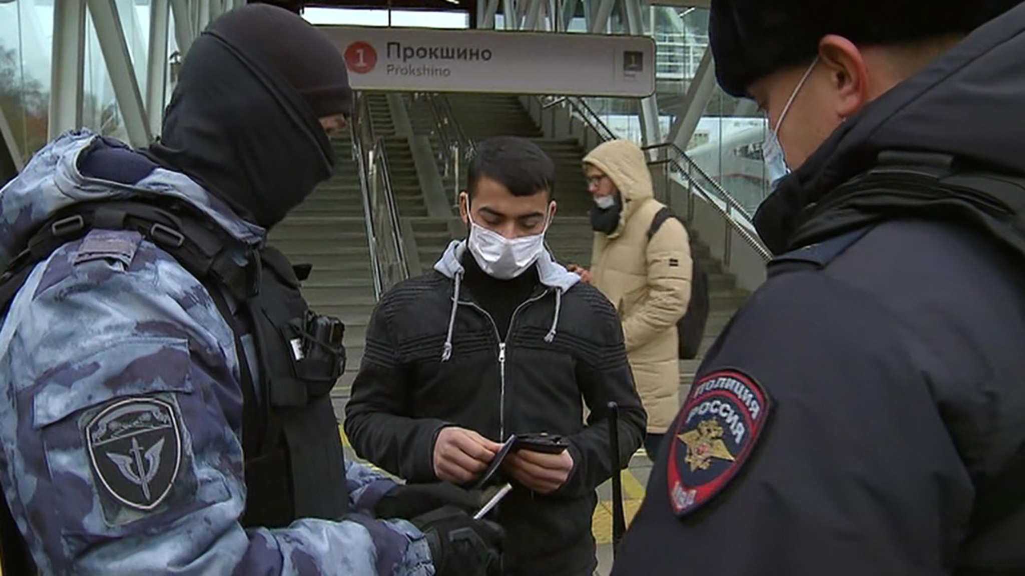Столичные власти подготовят план полного отказа от мигрантов на стройках