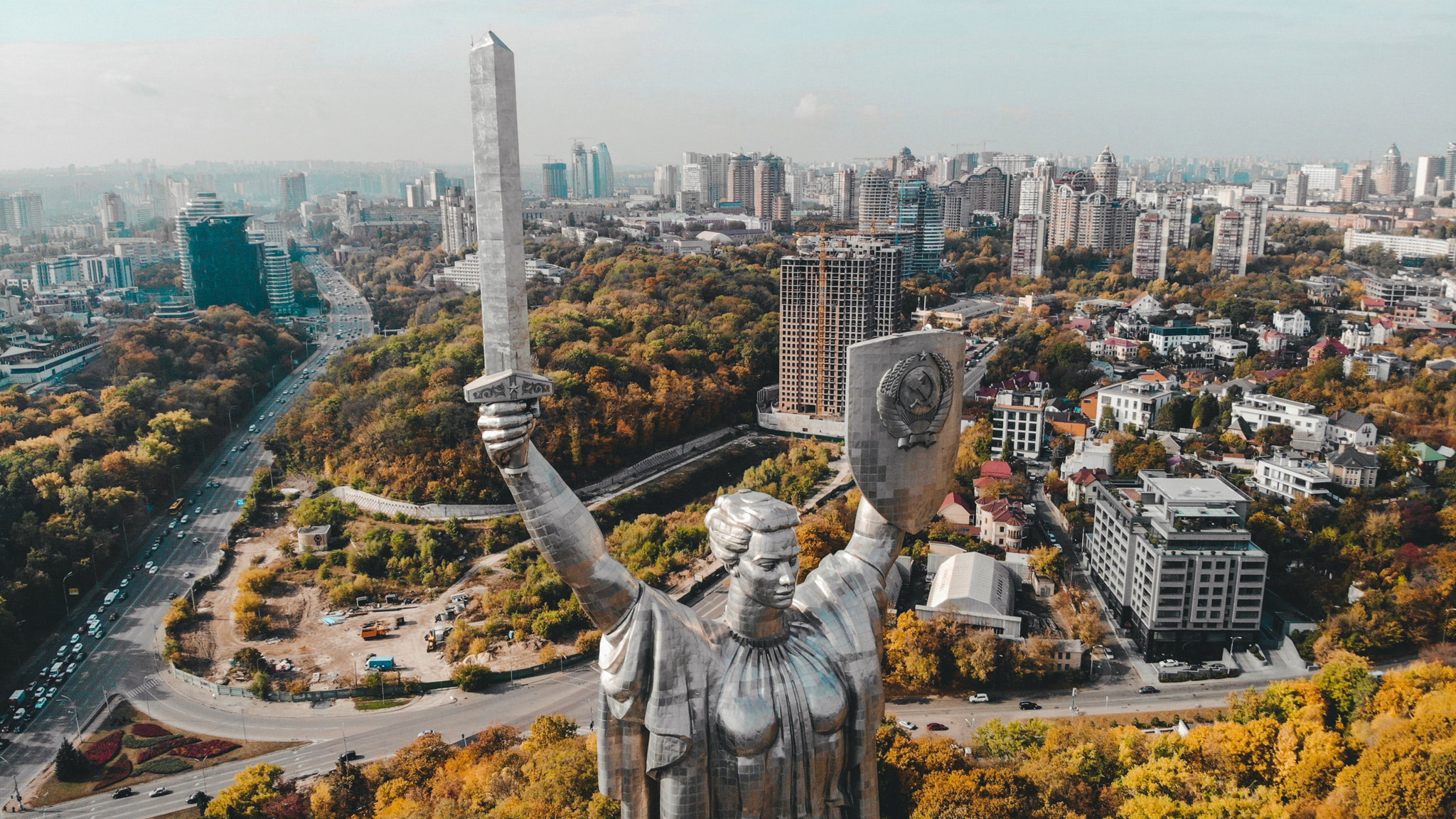 Люди в костюмах ку-клукс-клана провели акцию в центре Киева