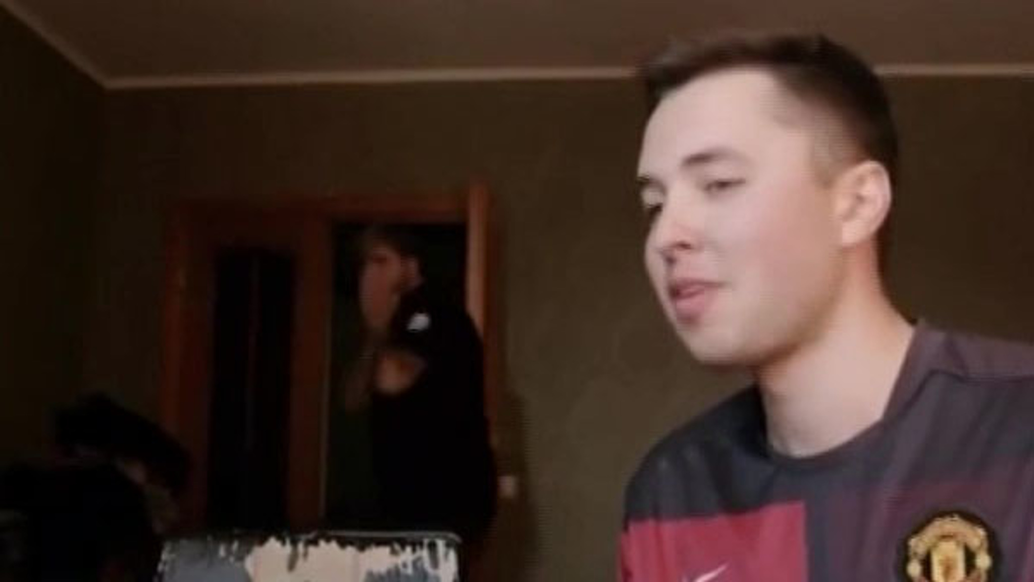 Поедание червей "на деньги" вызвало в TikTok настоящий ажиотаж