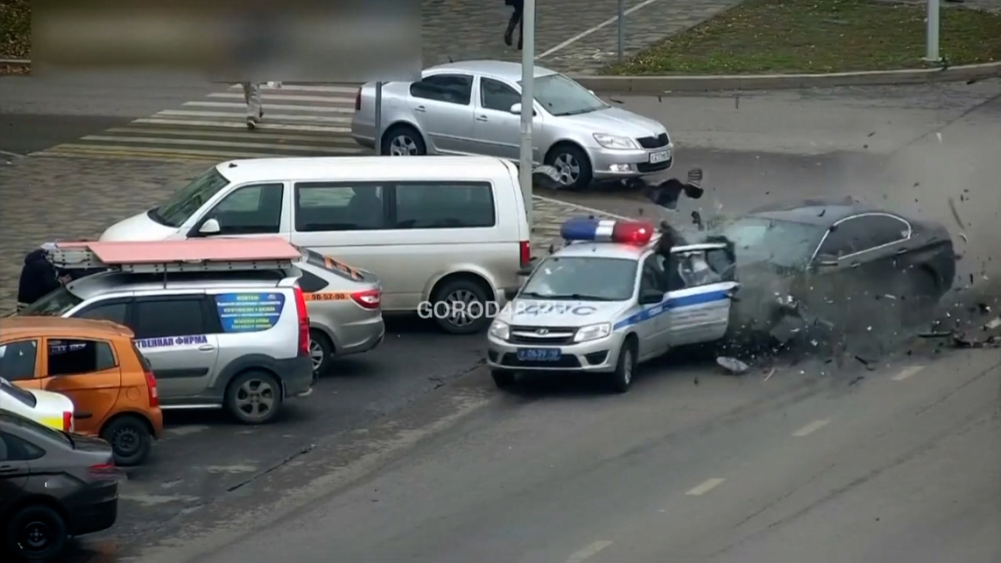 В машину инспекторов врезалась легковушка, пока они оформляли ДТП