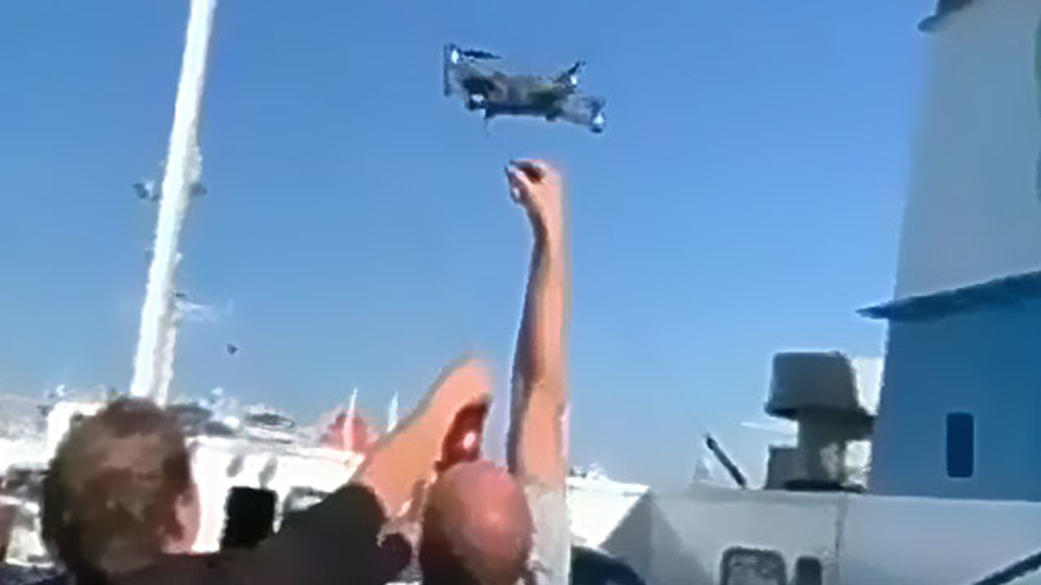 Житель Владивостока доставил на дроне коньяк своему другу-моряку