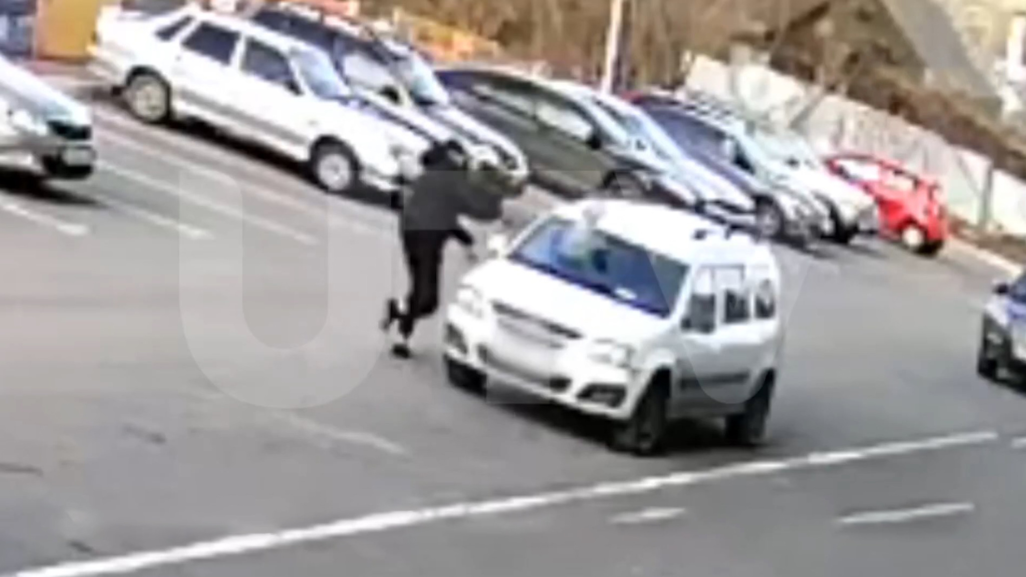 В Уфе мужчина разбил булыжником стекло автомобиля