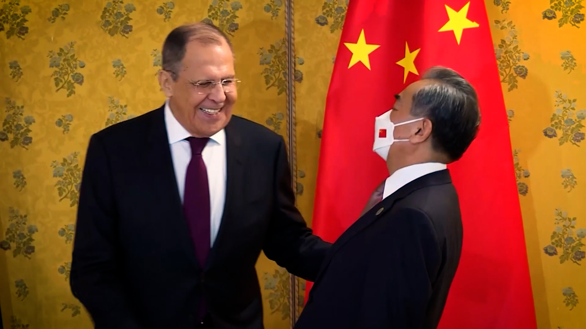 Главы МИД России и Китая встретились в Риме