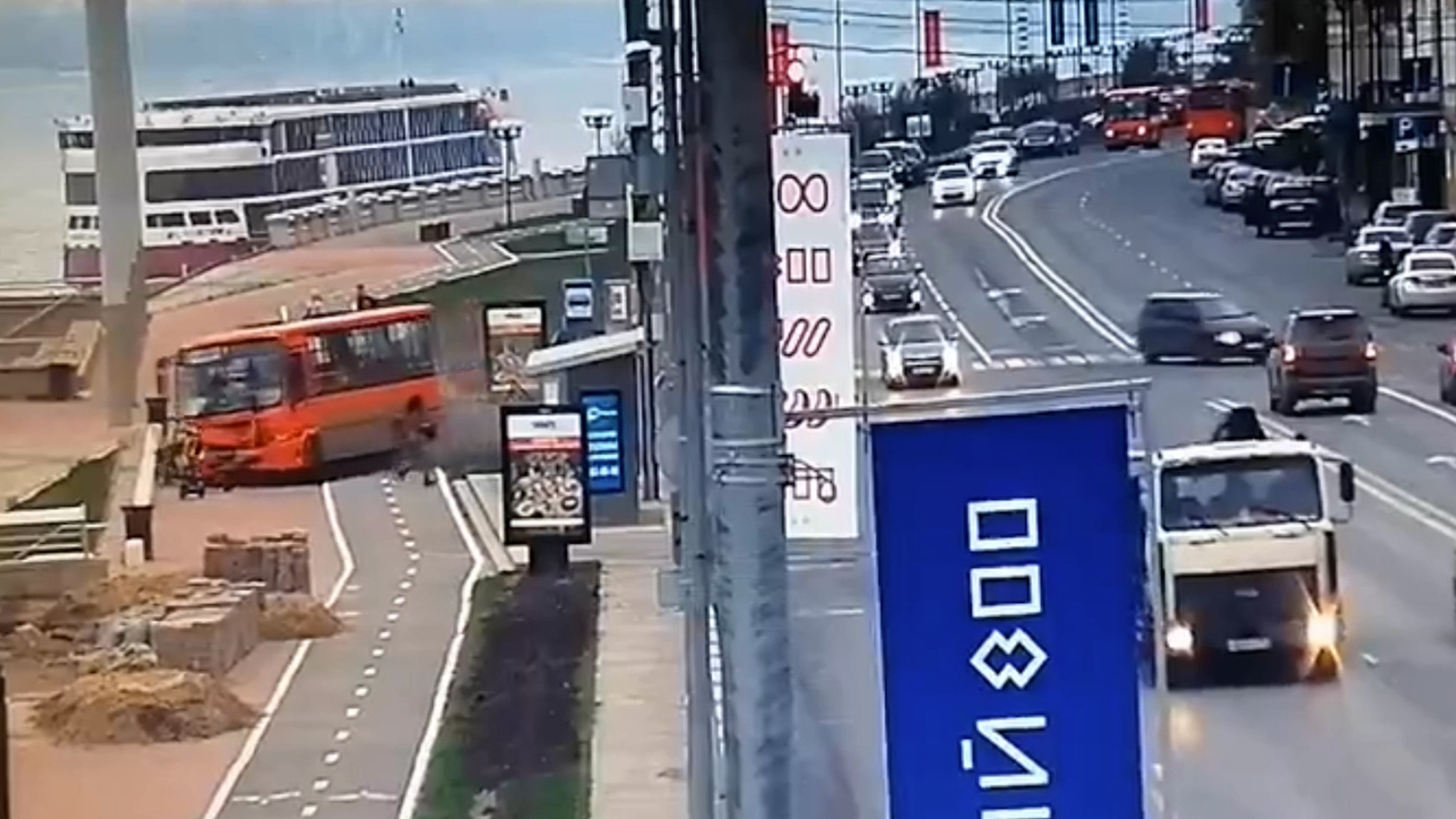 В Нижнем Новгороде пассажирский автобус едва не свалился с набережной