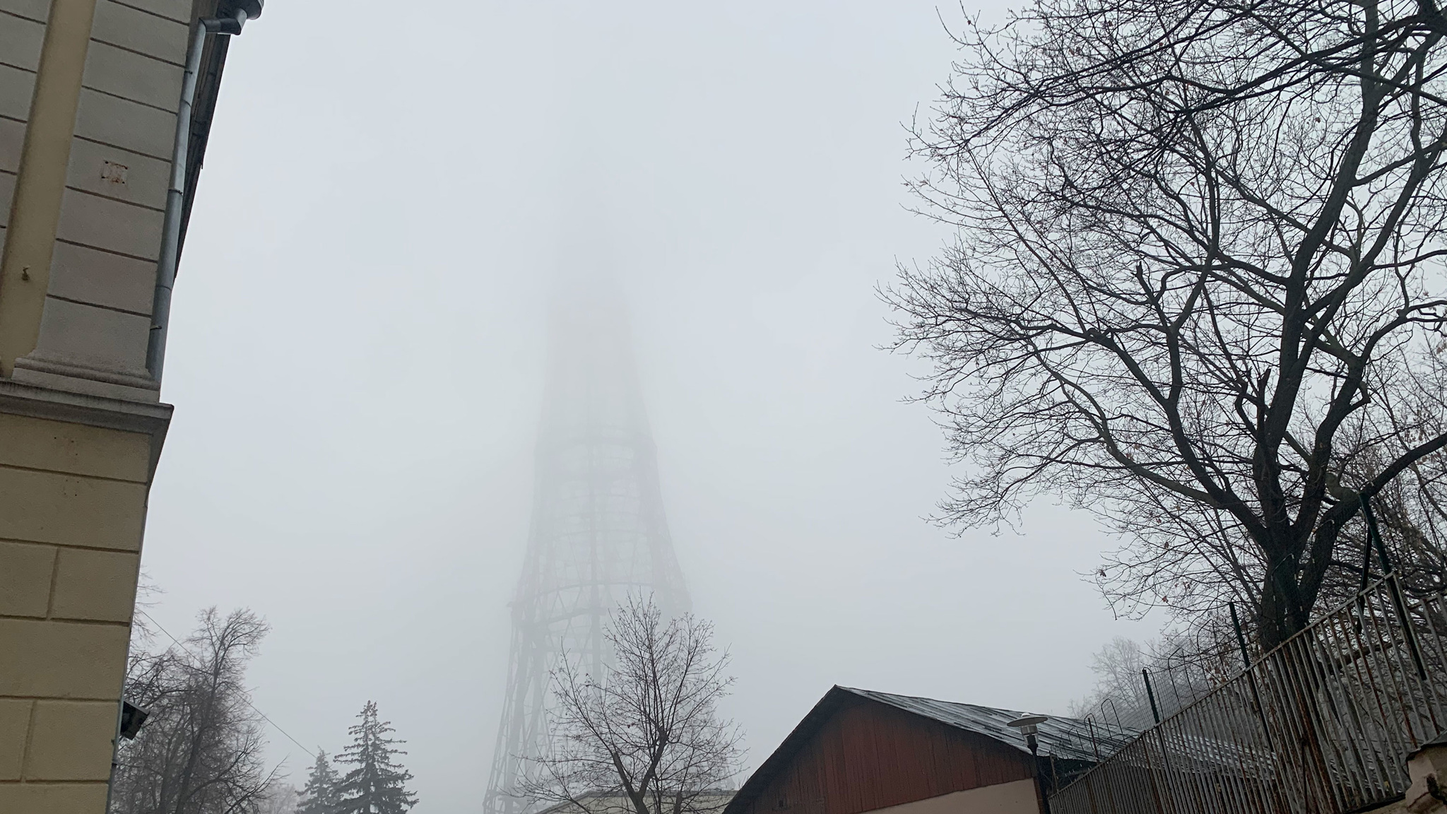 Шуховскую башню в Москве поглотил туман