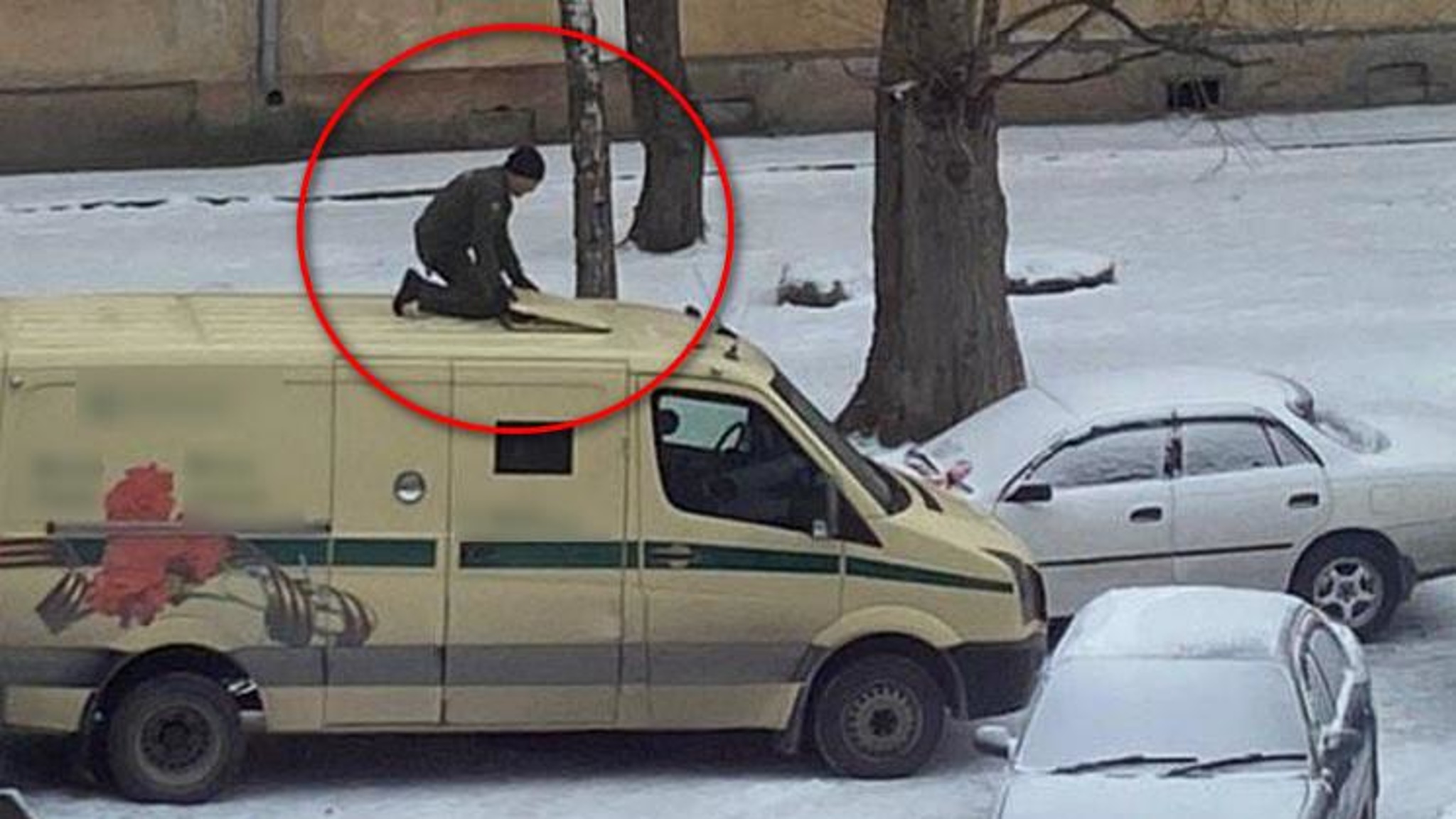 В Новосибирске инкассаторам пришлось взламывать служебное авто