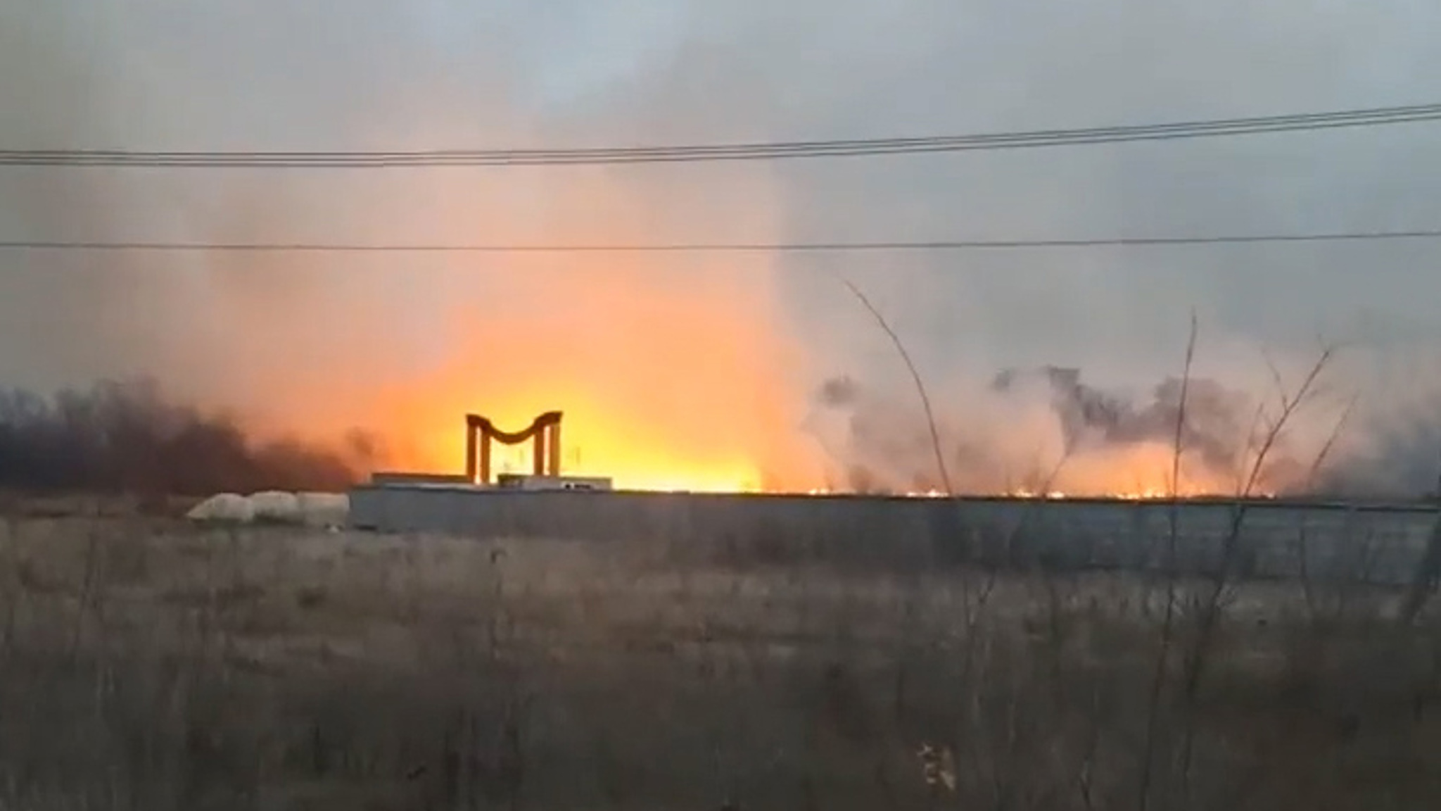 В Самарской области горит кладбище