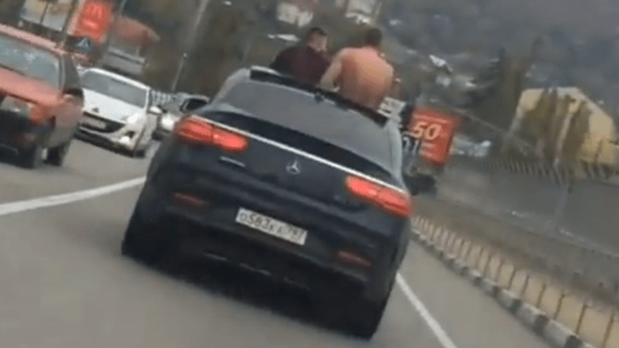 В Туапсе туристы стреляли из машины, проезжая по центру города