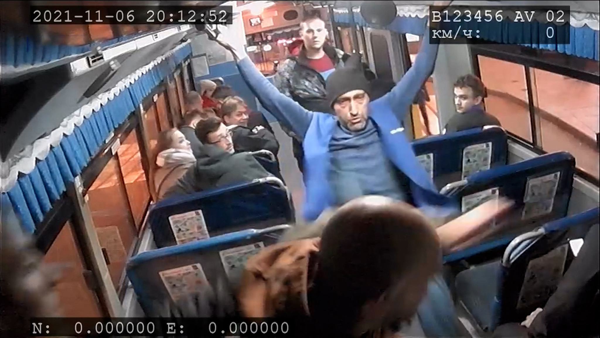 Потасовка в автобусе во Владивостоке: акробатика и хамство
