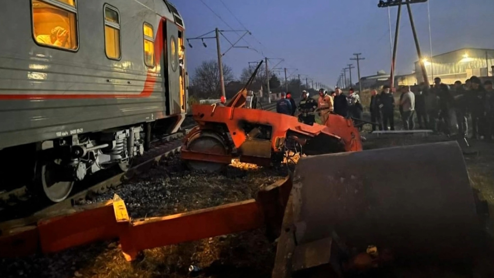В Северной Осетии поезд протаранил асфальтоукладчик