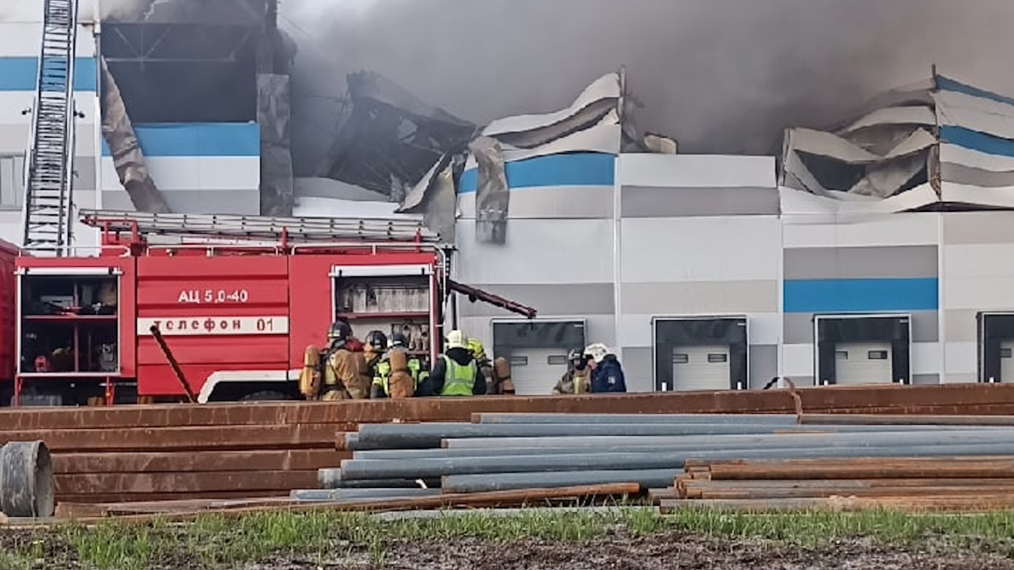 Горящий в Петербурге складской комплекс частично обрушился
