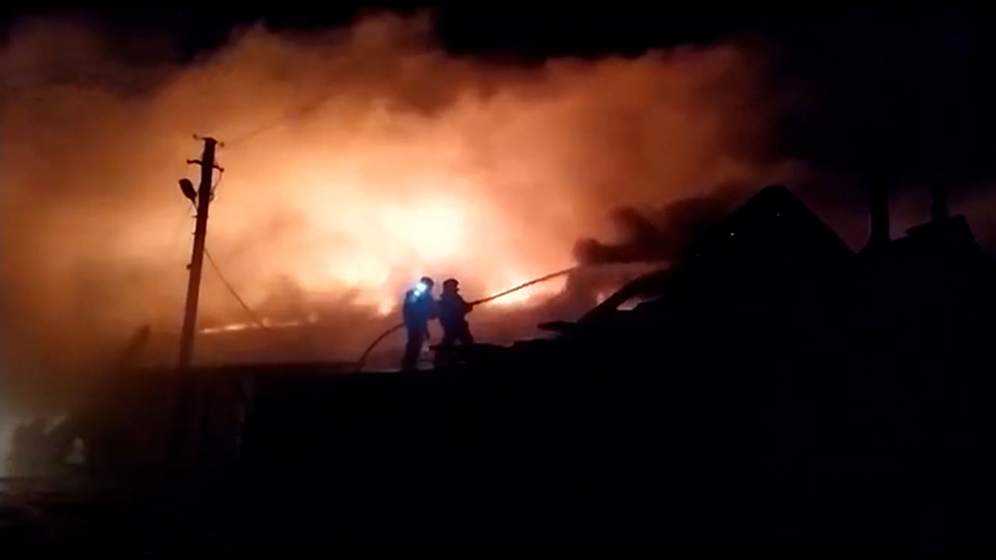 Под Ульяновском горит склад с мебелью
