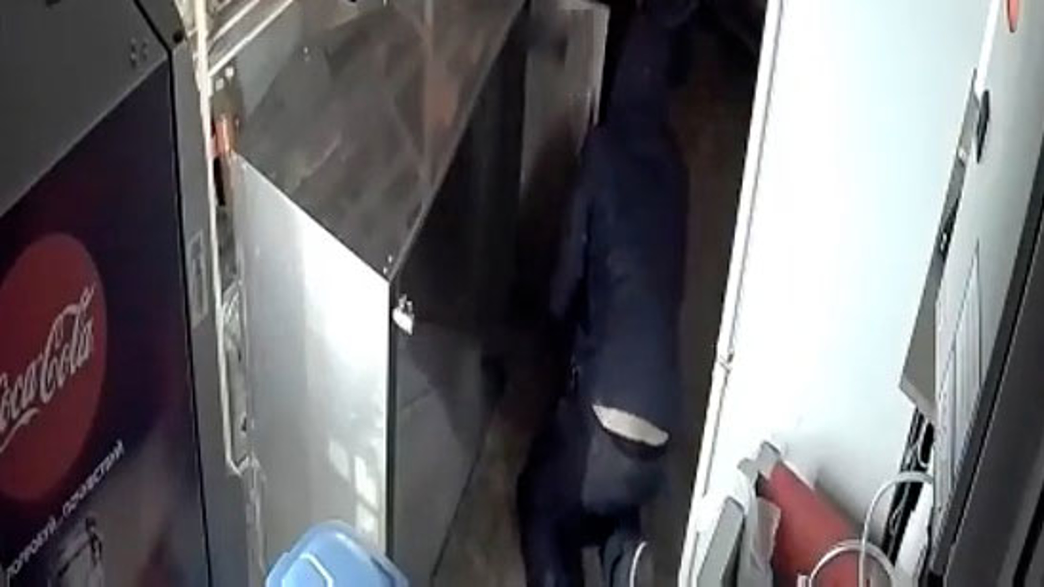 В Краснодаре вор "на коленях" обчистил сосисочную