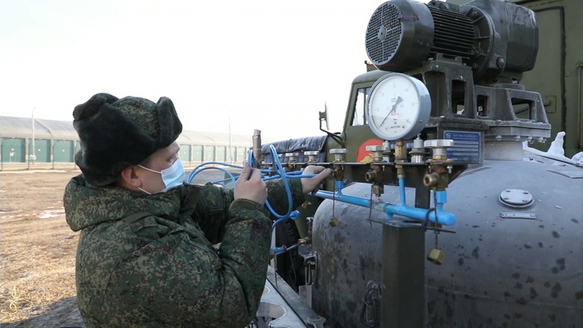 Военные медики плечом к плечу с гражданскими сражаются с ковидом