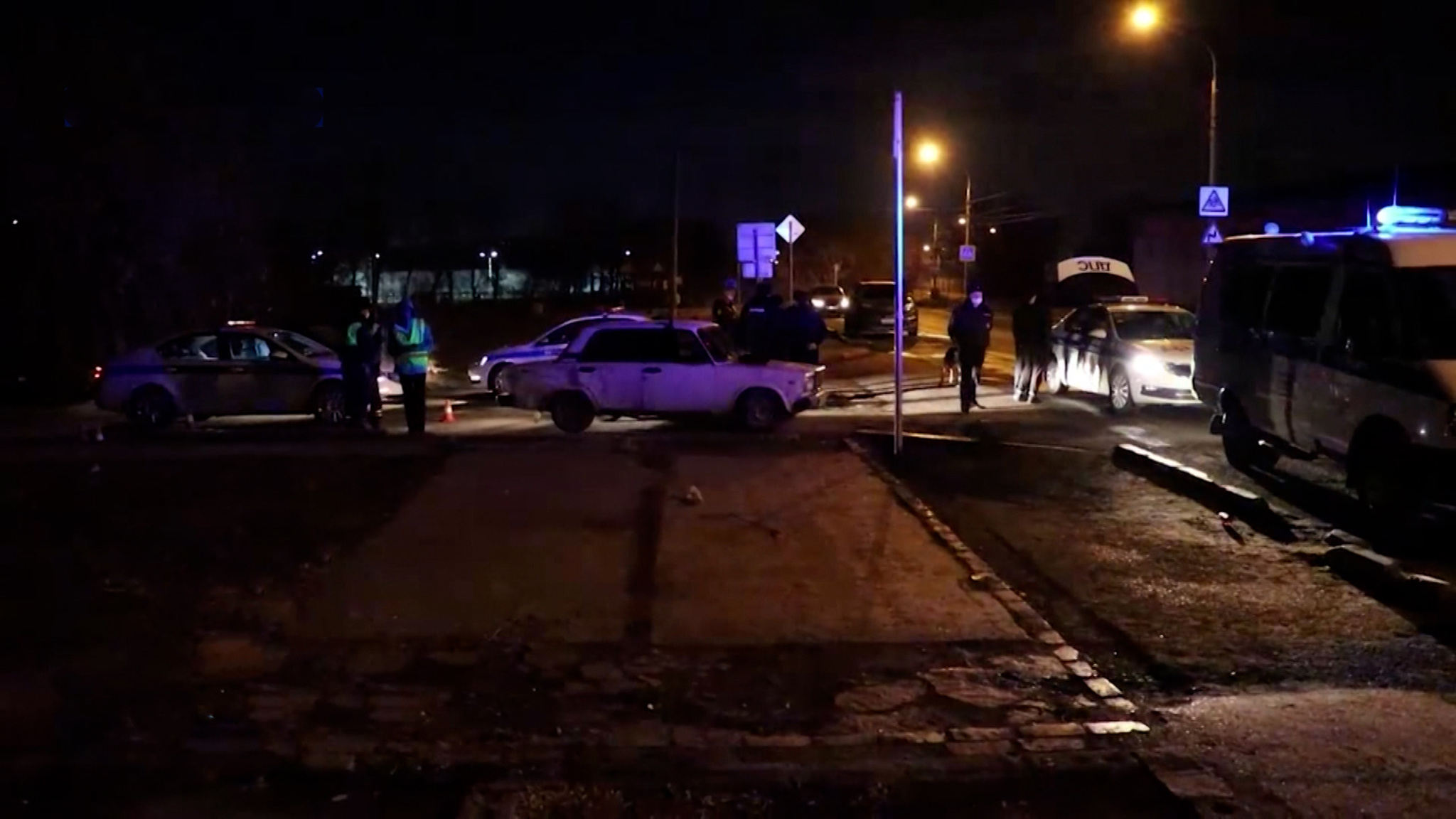 В Красноярске пьяная компания напала на полицейских