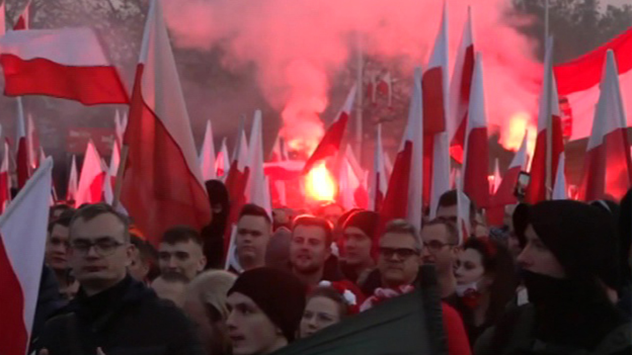 День холостяка в Китае, "марш ненависти" в Варшаве и чиновник в розыске