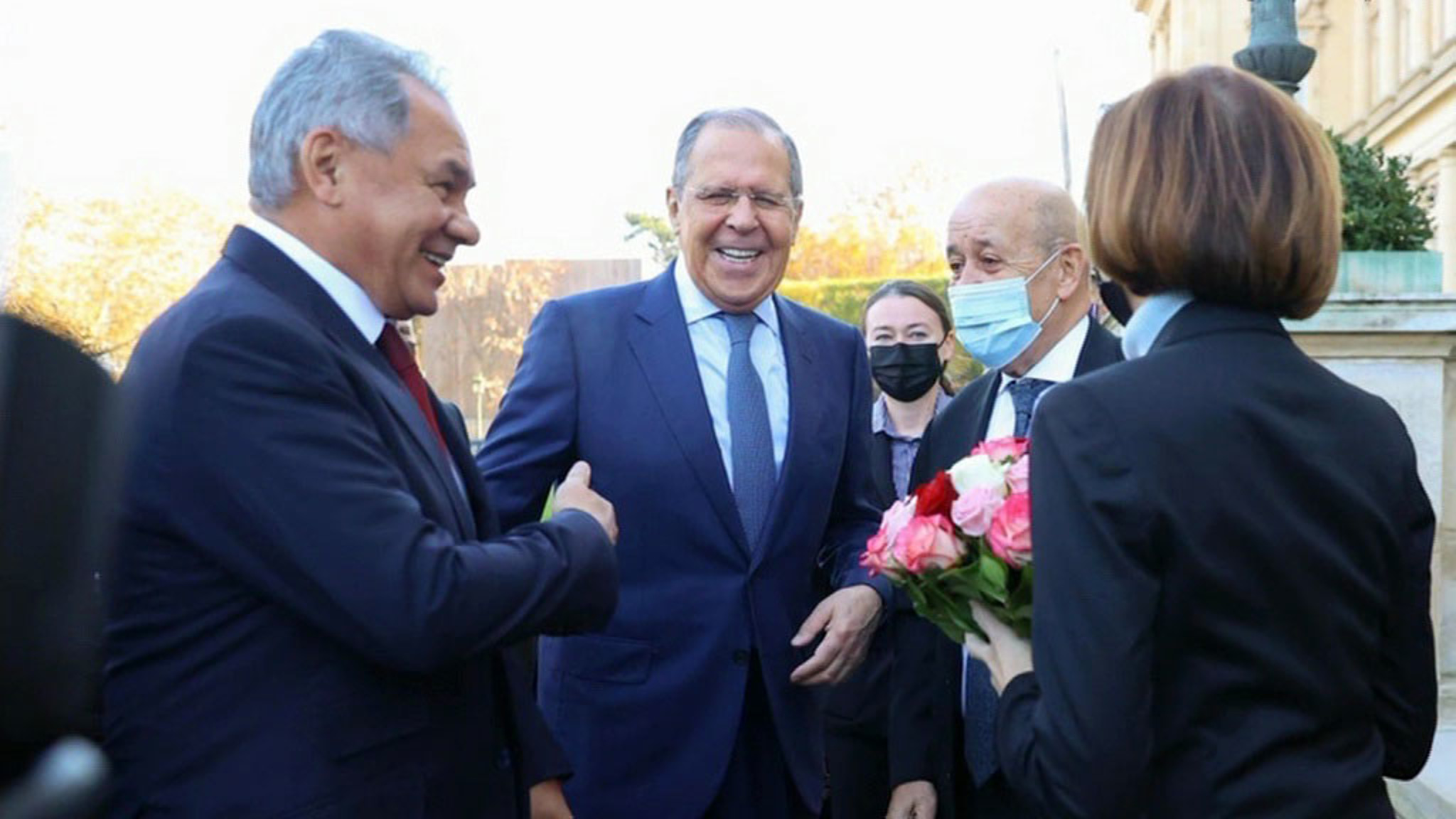 Шойгу подарил букет цветов французской коллеге