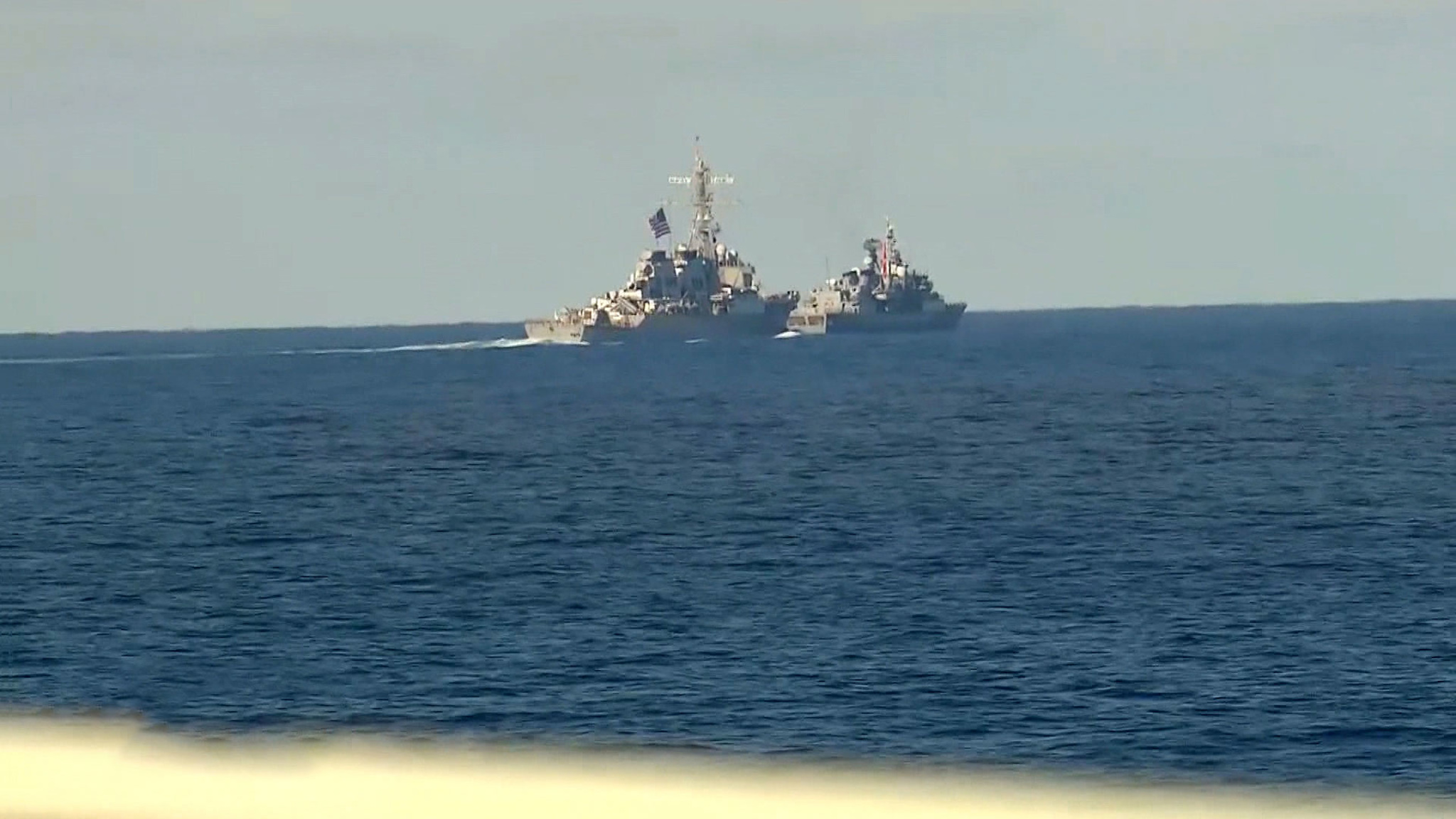 Американцев в Черном море контролируют уже три российских корабля