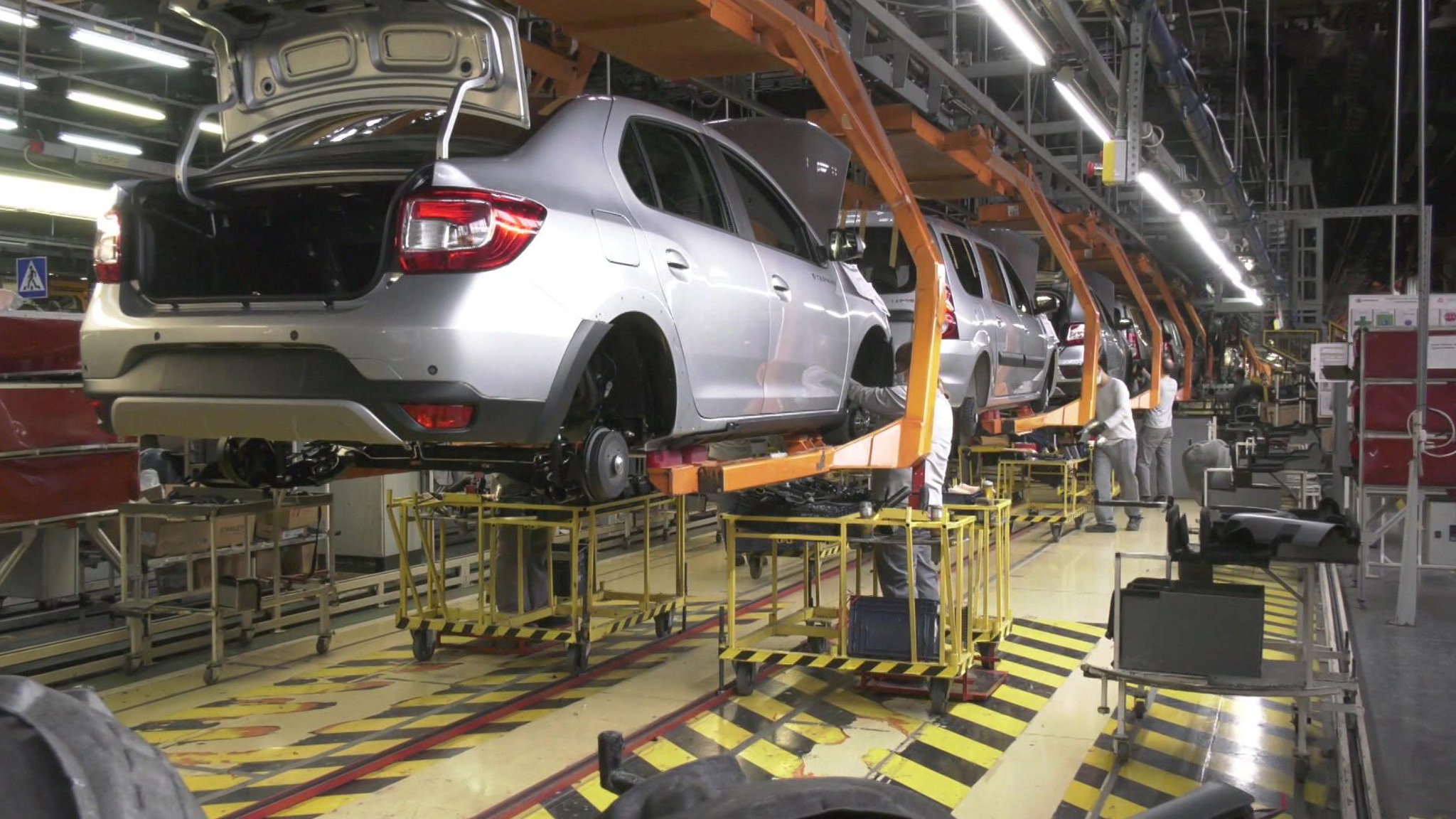 Россияне активно покупают отечественные автомобили
