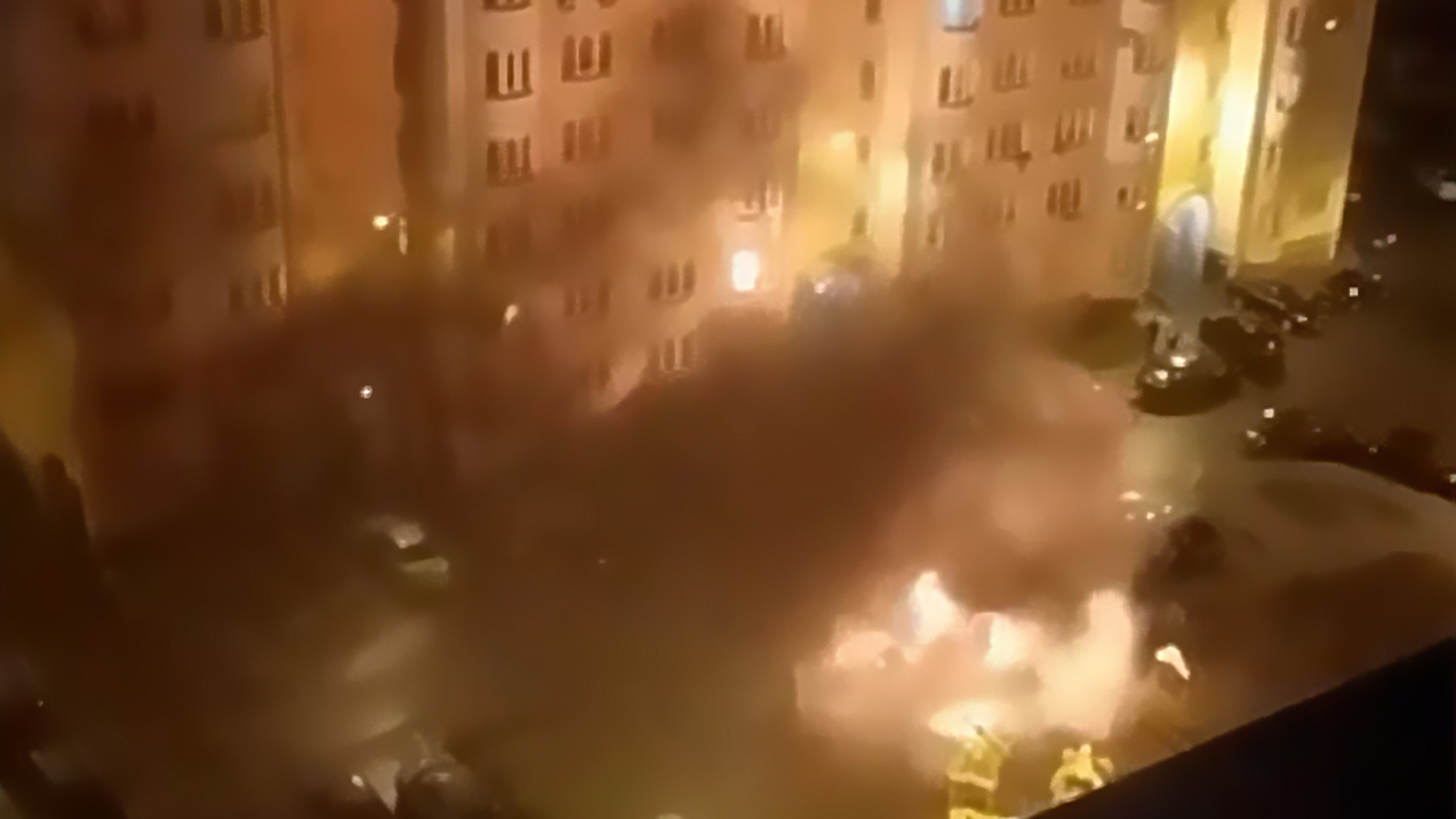 В Воронеже сняли на видео пожар на парковке