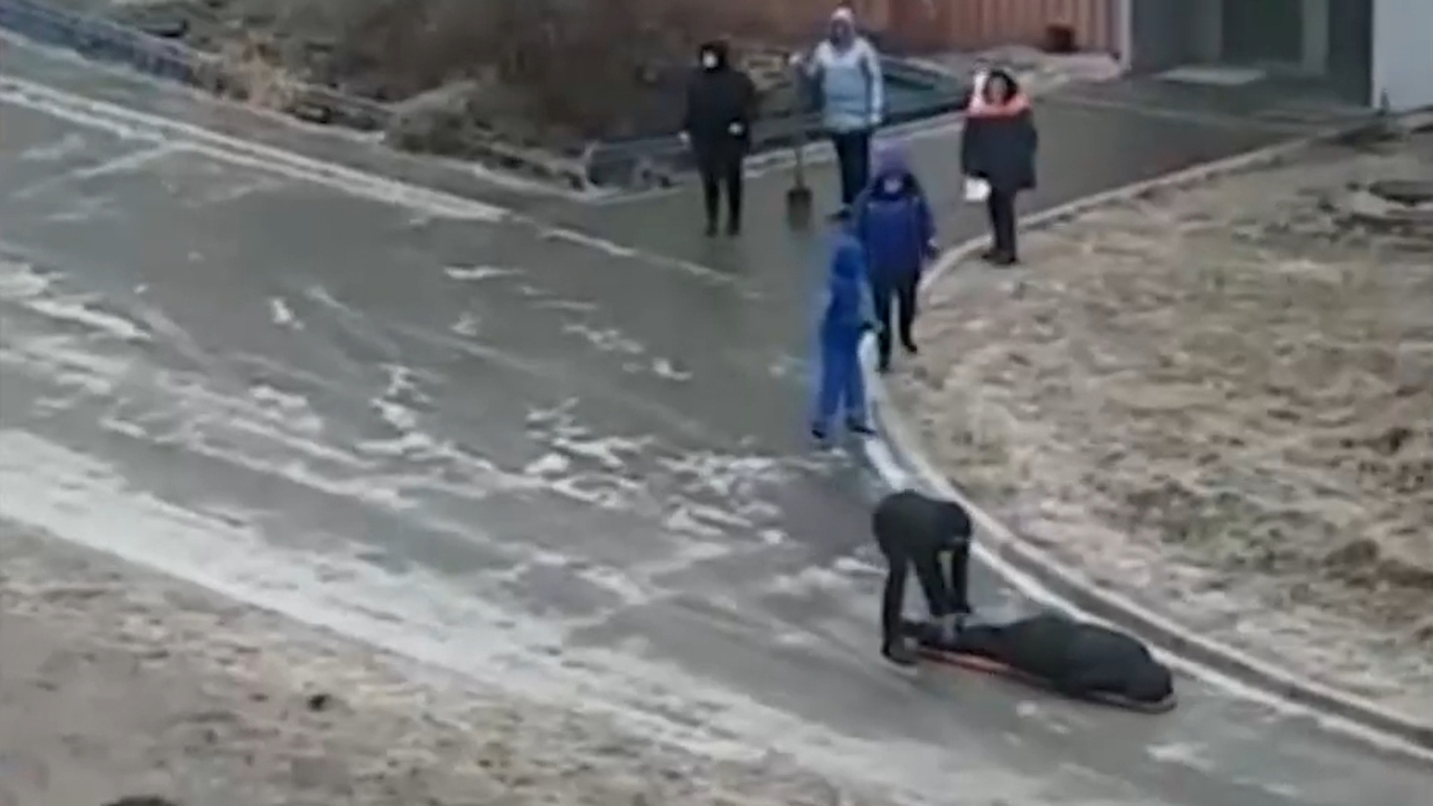 В Амурске сняли на видео необычную транспортировку пациента к скорой