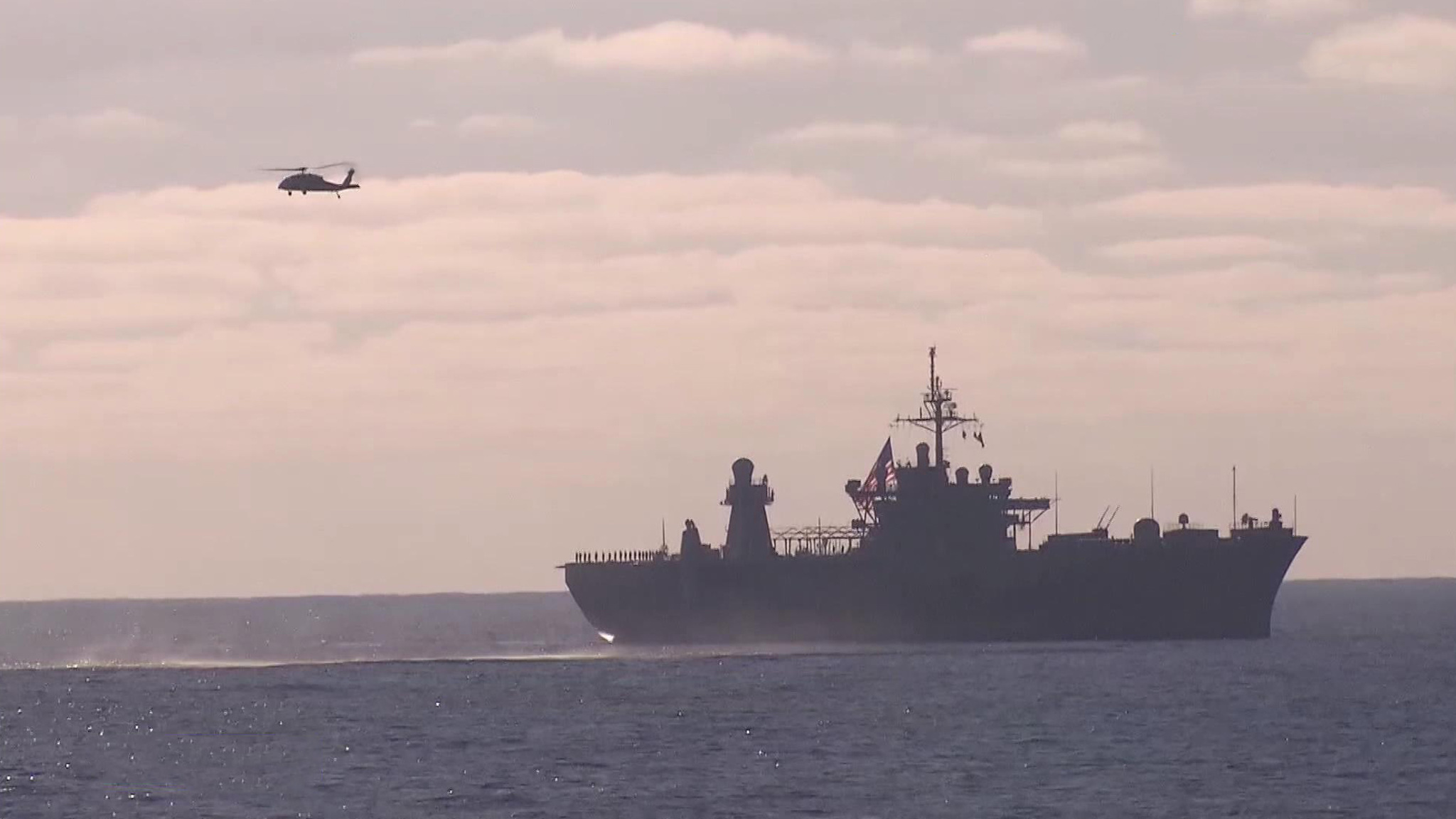 Российские моряки провожают американцев из Черного моря