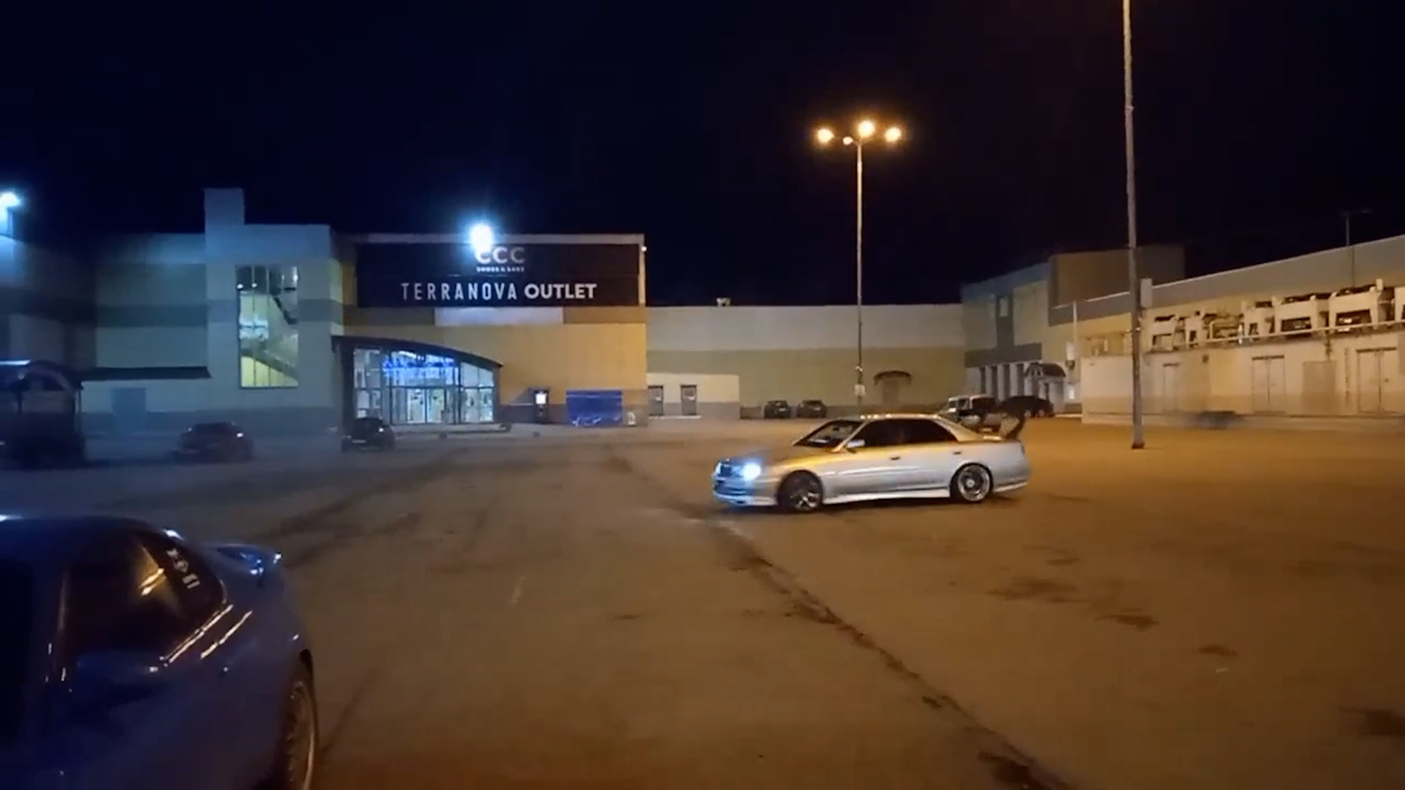 Смоляне устроили дрифт на парковке у ТЦ