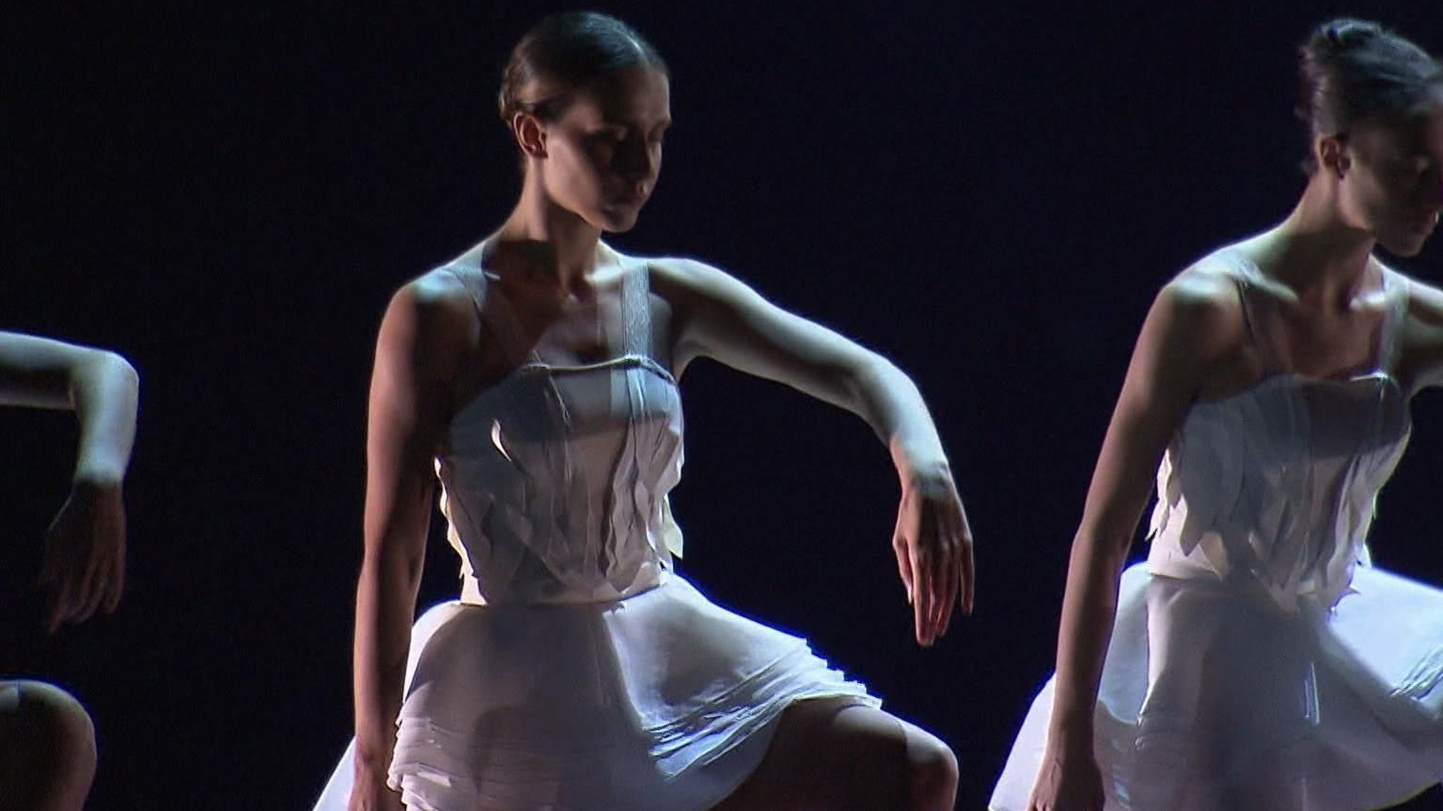 Фестиваль современного танца DanceInversion завершается московской премьерой балета "Лебединое озеро"