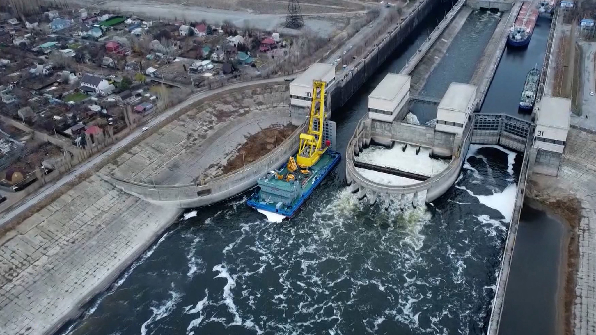 Уникальная операция: на Волжской ГЭС меняют ворота шлюза