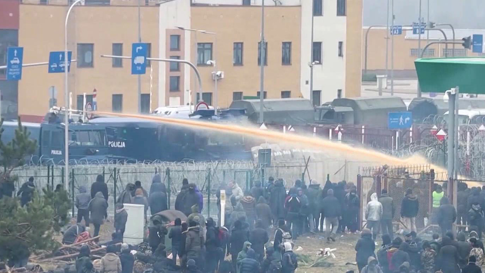 Газ, отрава и светошумовые гранаты: Польша "встречает" мигрантов