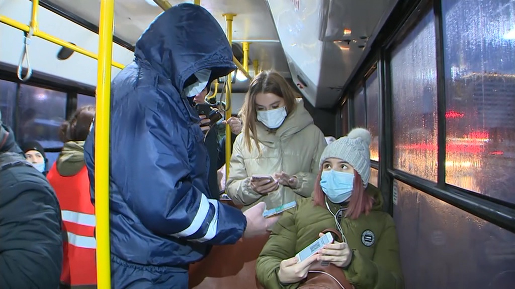 Страсти вокруг введения QR кодов в общественном транспорте в Казани продолжаются