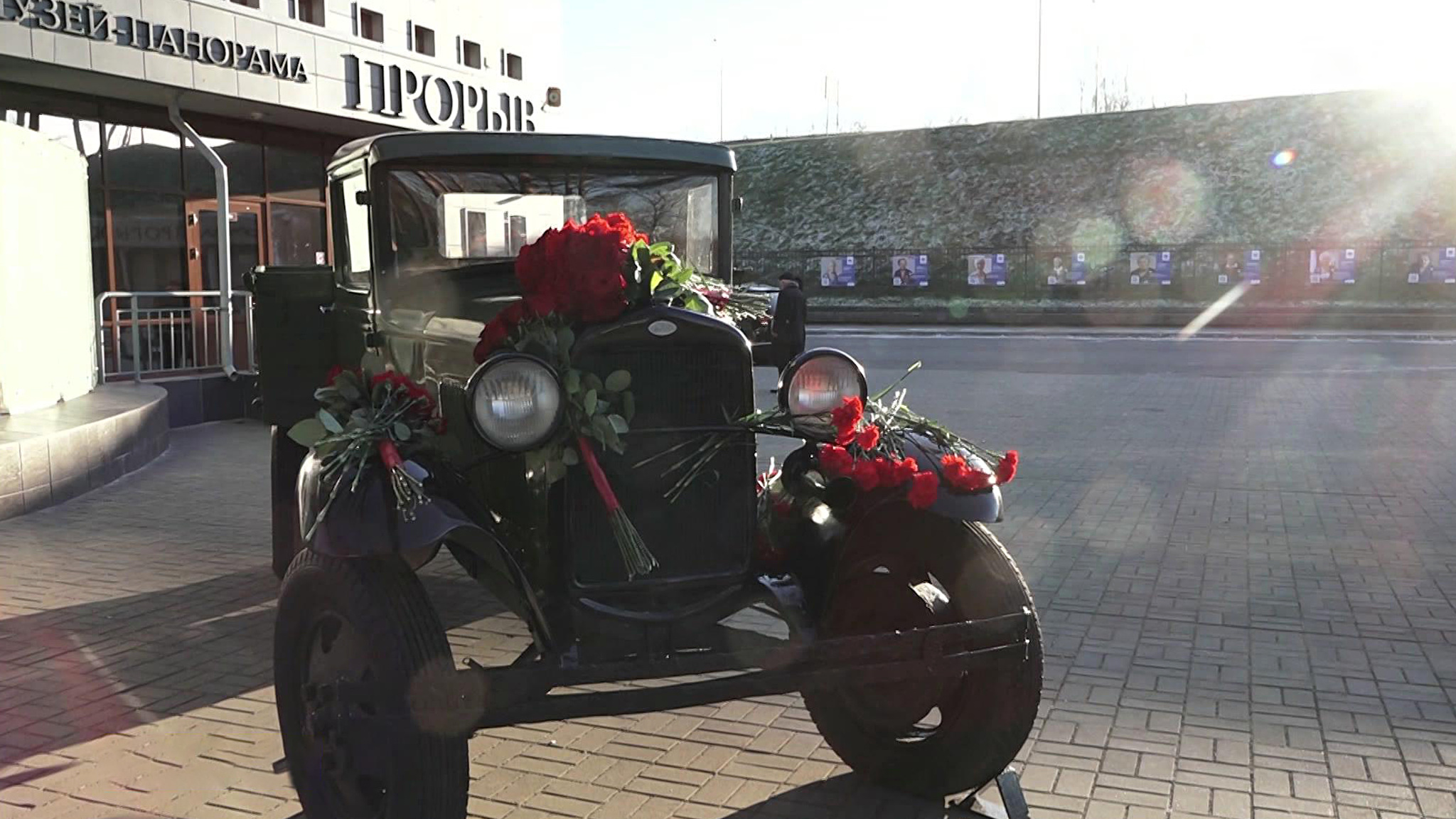 80 лет назад легендарные "полуторки" поехали по Дороге жизни