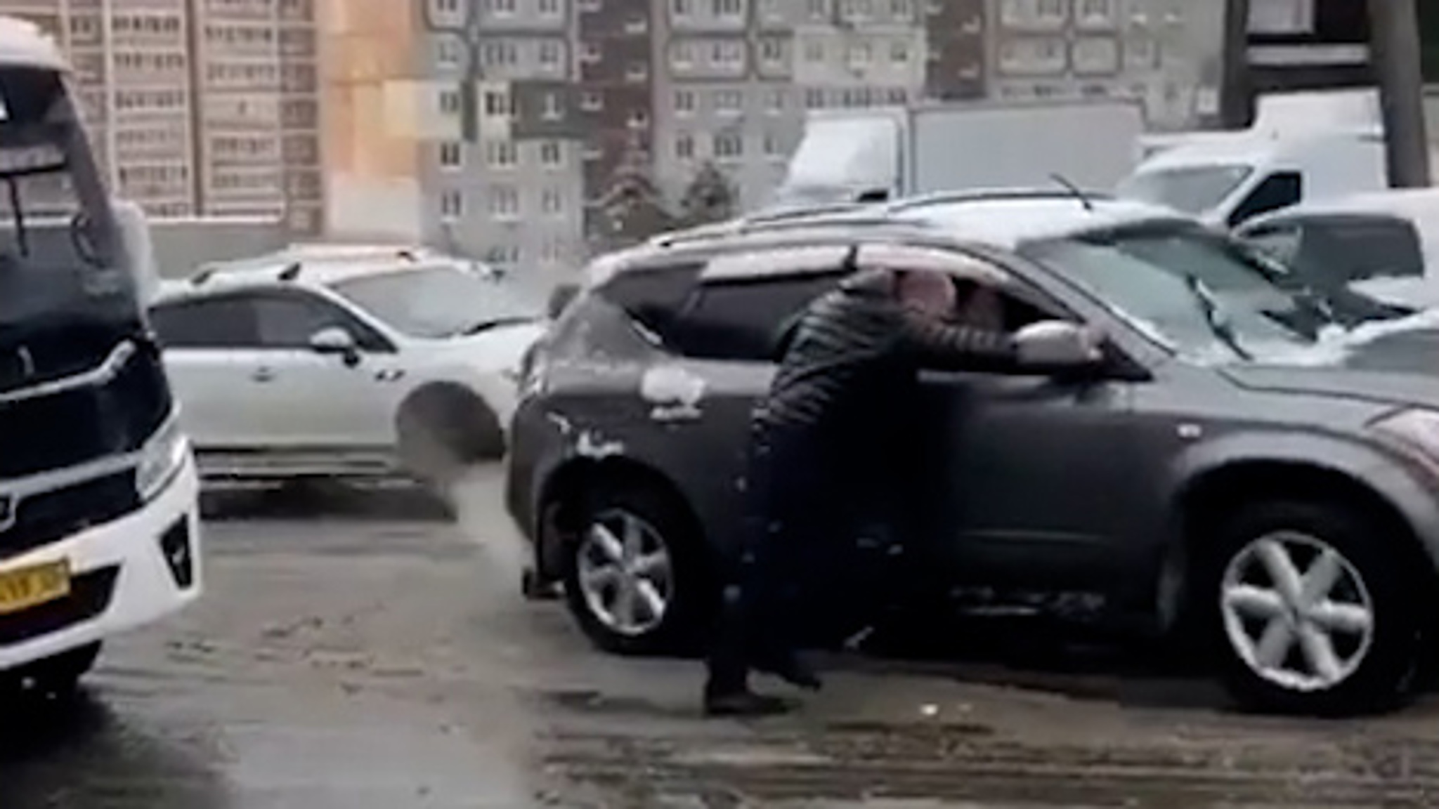 Мэр Владивостока лично помогал водителям справиться с циклоном