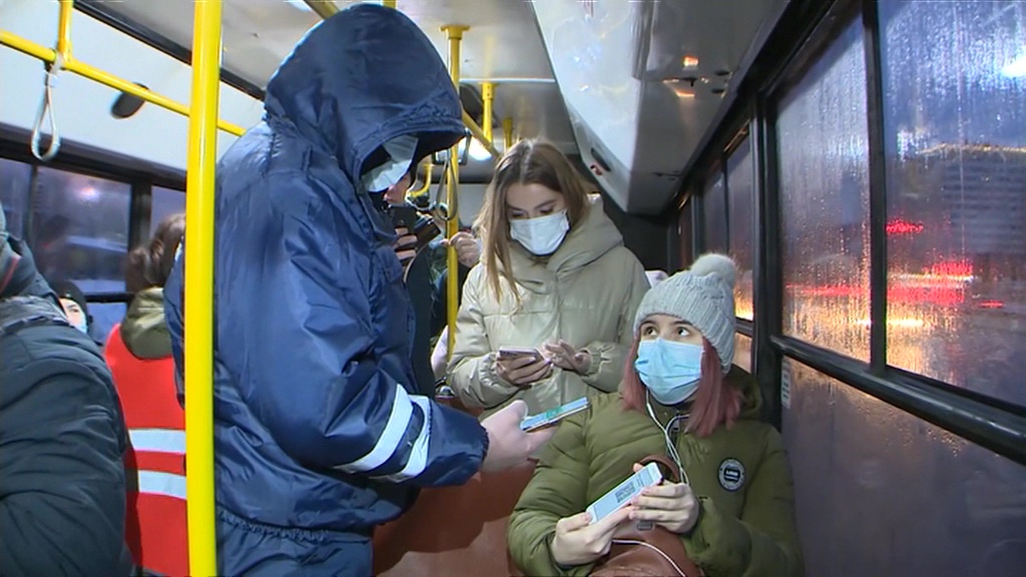 Более 1,5 тыс. человек без QR-кодов не пустили в транспорт в Казани за первые полдня