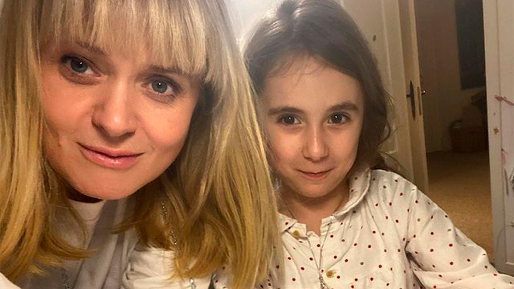 "Сколько нервов потрачено": Анна Михалкова показала, как делает уроки с дочерью