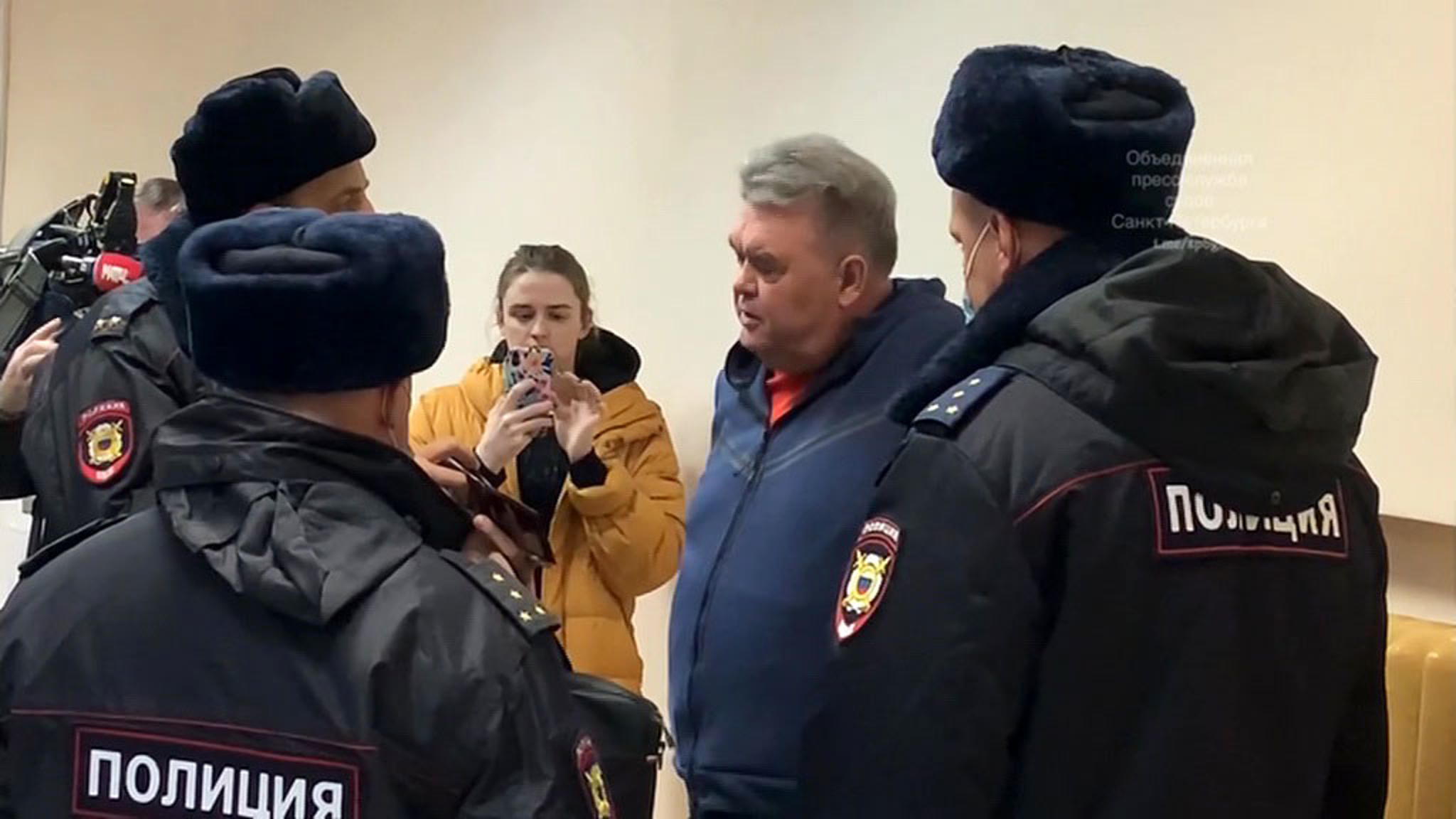 Бунт продолжается: тренер Ильин отказался надеть маску в суде